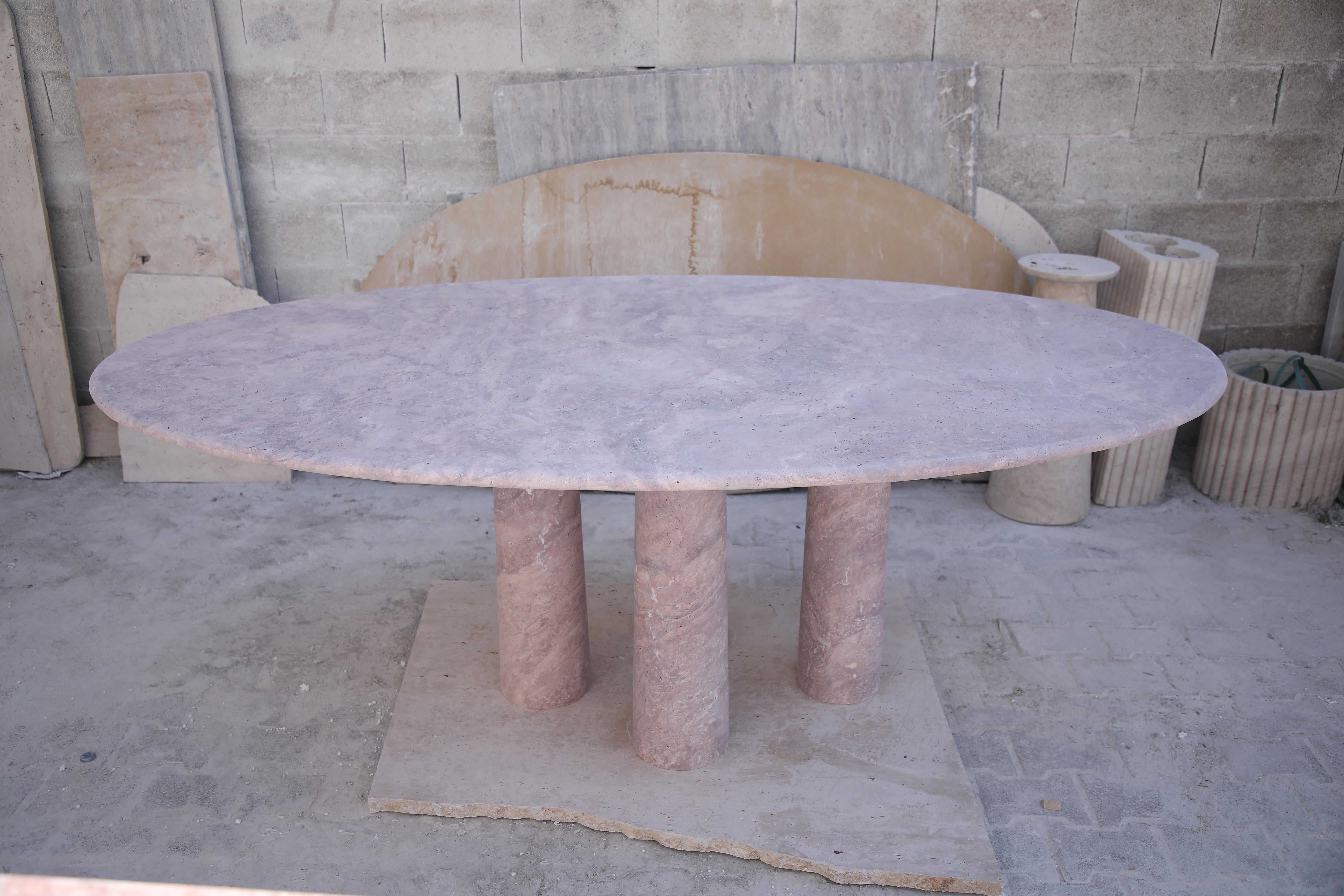 Mid-Century Modern Table de salle à manger ovale en travertin rouge avec pieds à colonne dans le style de Mario Bellini en vente