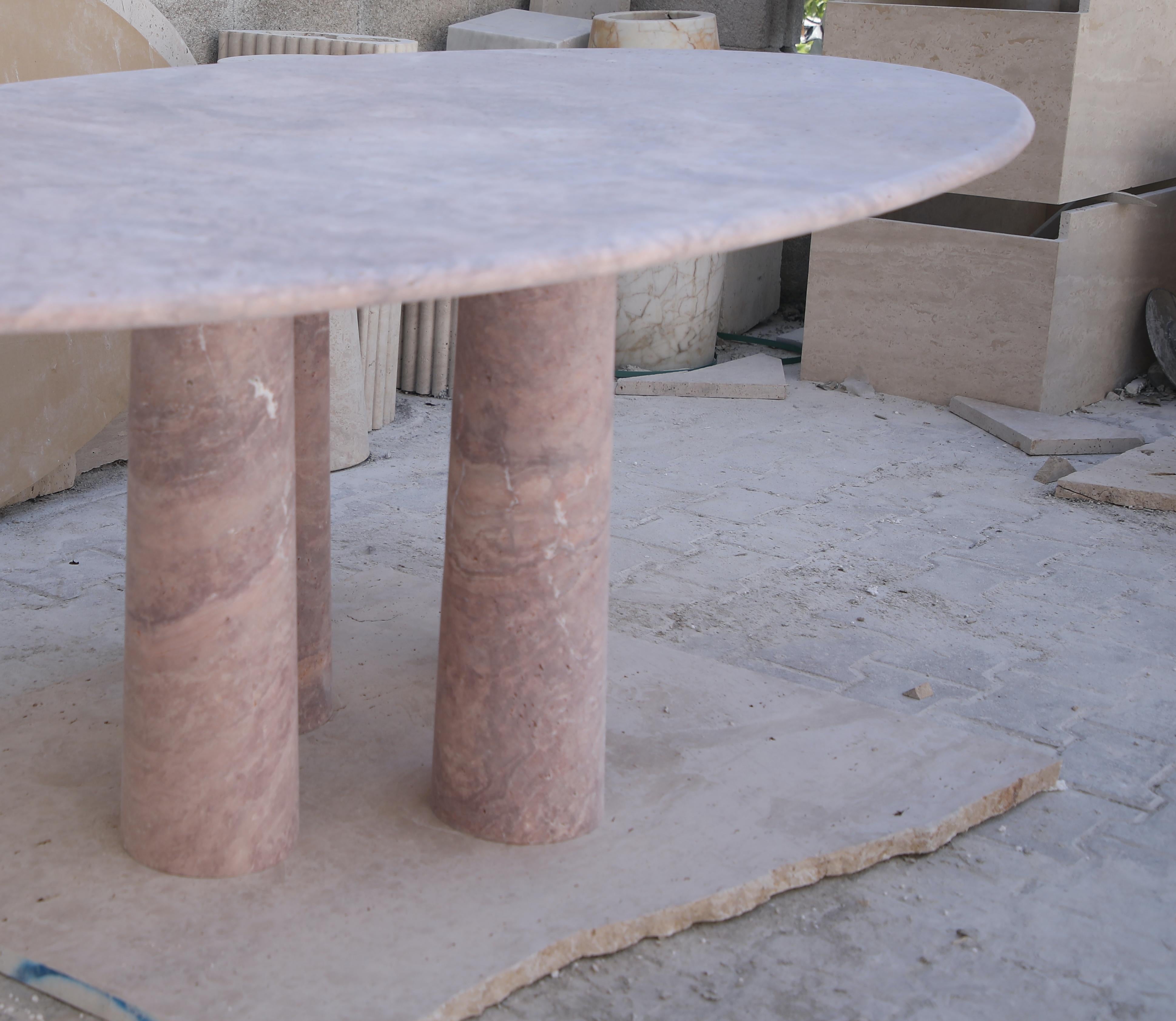 Inconnu Table de salle à manger ovale en travertin rouge avec pieds à colonne dans le style de Mario Bellini en vente