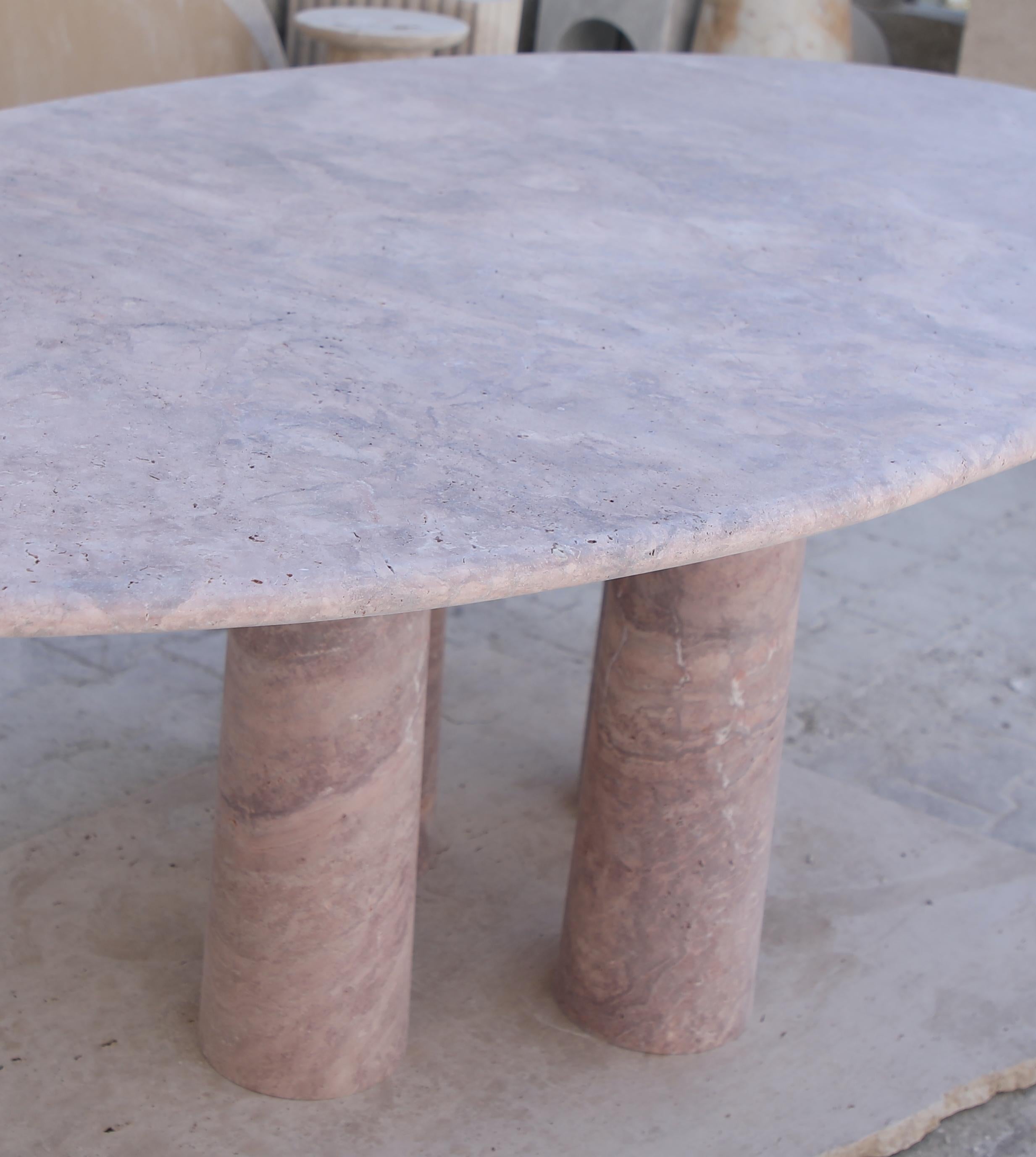 Table de salle à manger ovale en travertin rouge avec pieds à colonne dans le style de Mario Bellini Neuf - En vente à AMSTERDAM, NL