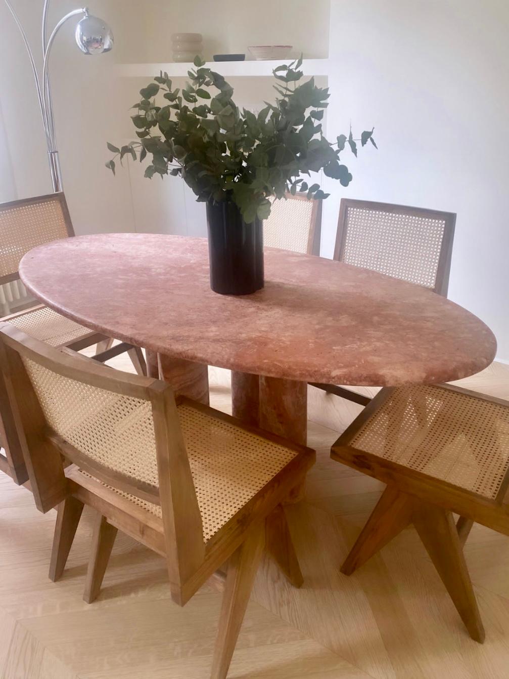 XXIe siècle et contemporain Table de salle à manger ovale en travertin rouge avec pieds à colonne dans le style de Mario Bellini en vente