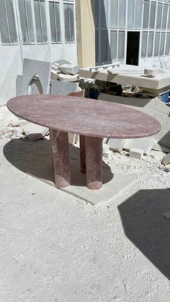 Mesa de comedor ovalada de travertino rojo con patas de columna al estilo de Mario Bellini 
