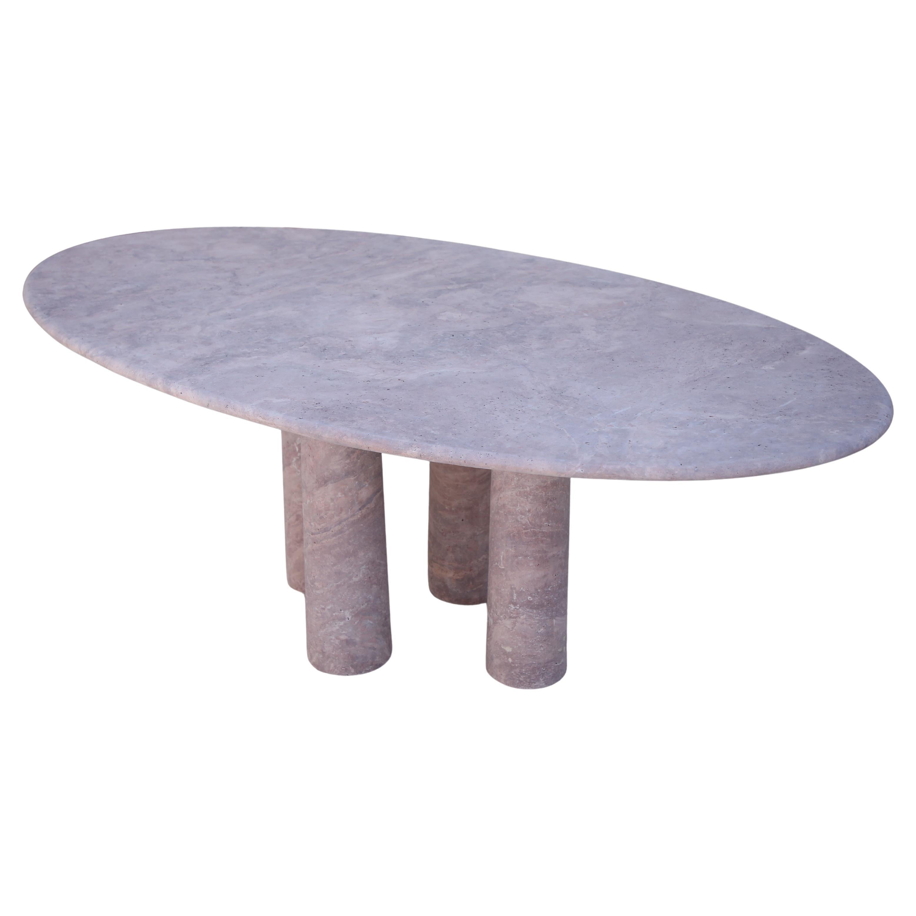 Table de salle à manger ovale en travertin rouge avec pieds à colonne dans le style de Mario Bellini