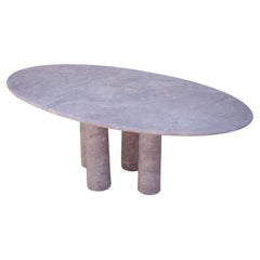 Table de salle à manger ovale en travertin rouge avec pieds à colonne dans le style de Mario Bellini