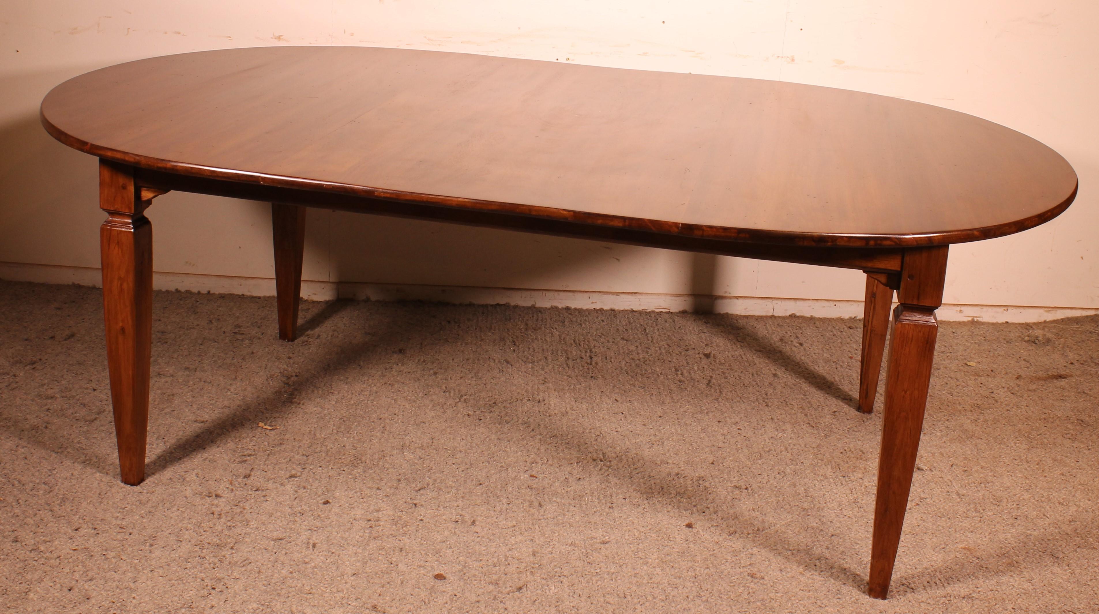 superb large 19th century oval-shaped refectory table in walnut from France
It is unusual to find an oval table in these dimensions which, thanks to its shape, can accommodate 10-12 people

Very beautiful walnut top which has a superb patina and a
