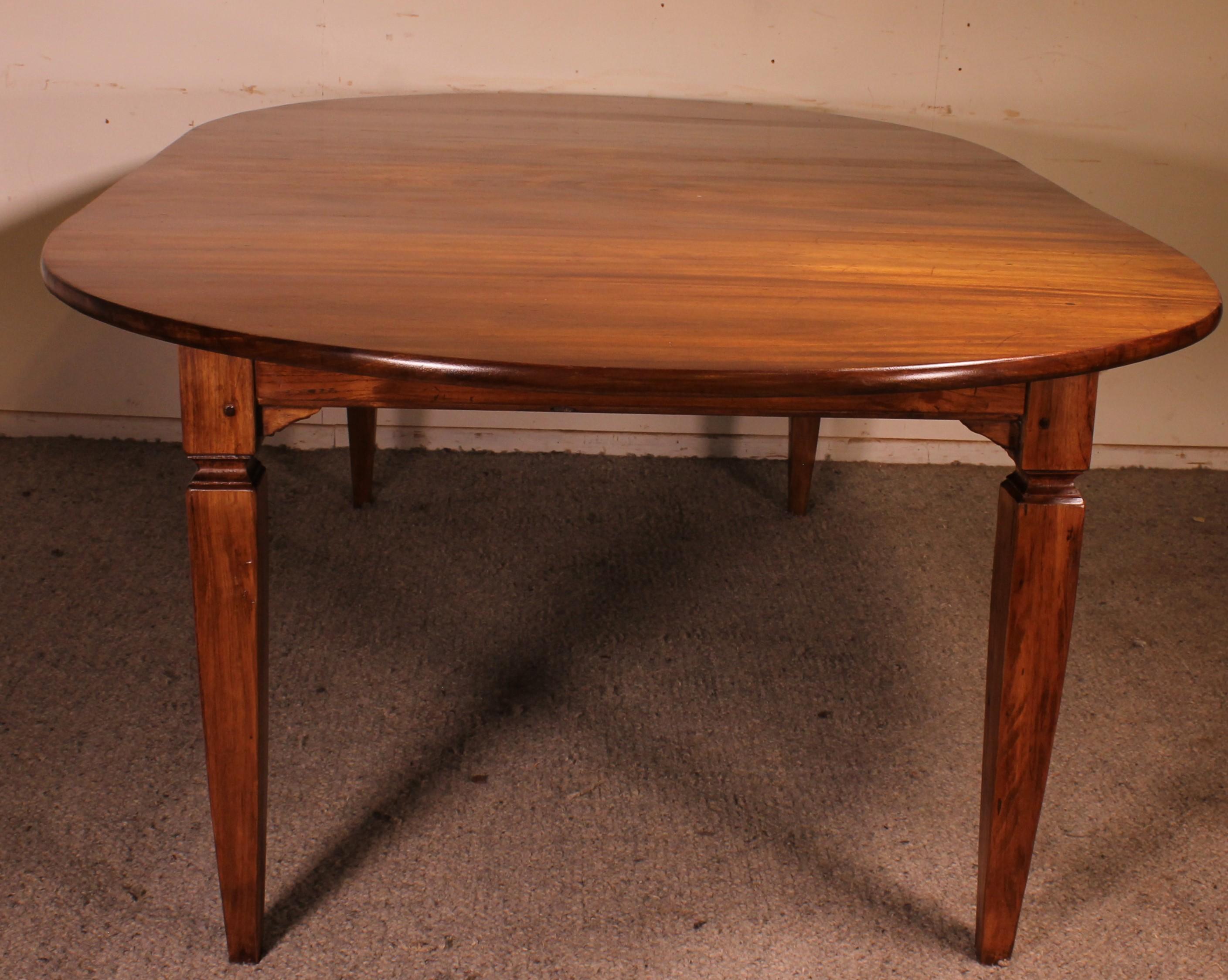 Oval Refectory Table In Walnut 19th Century For Sale 1