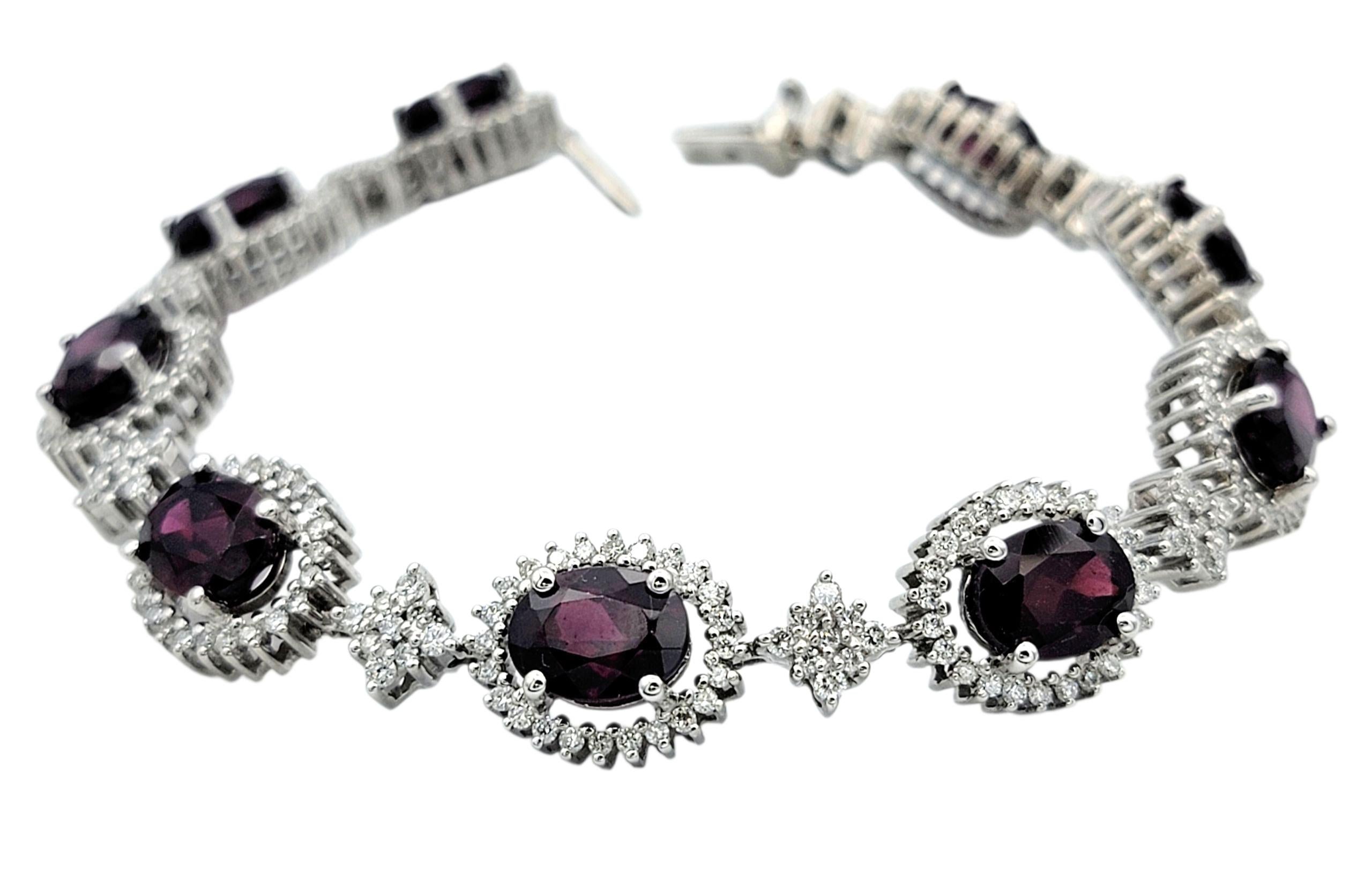Contemporain Bracelet à maillons en or blanc 14 carats avec grenat rhodolite ovale et diamant en halo en vente