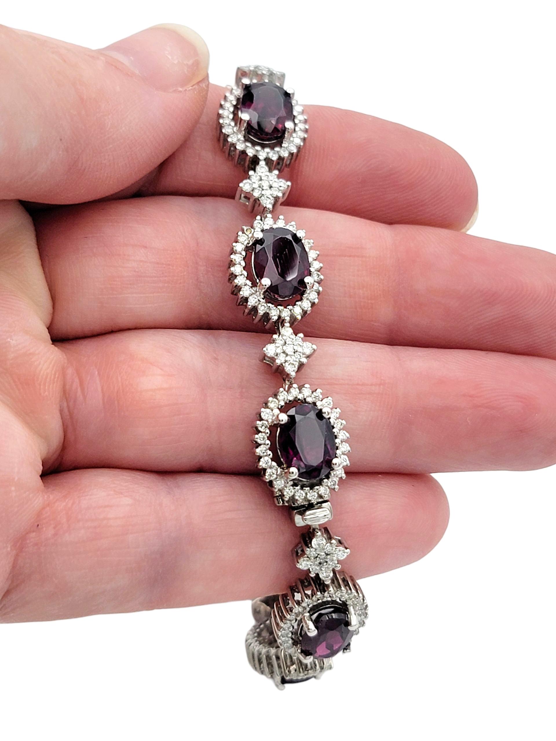 Bracelet à maillons en or blanc 14 carats avec grenat rhodolite ovale et diamant en halo en vente 2