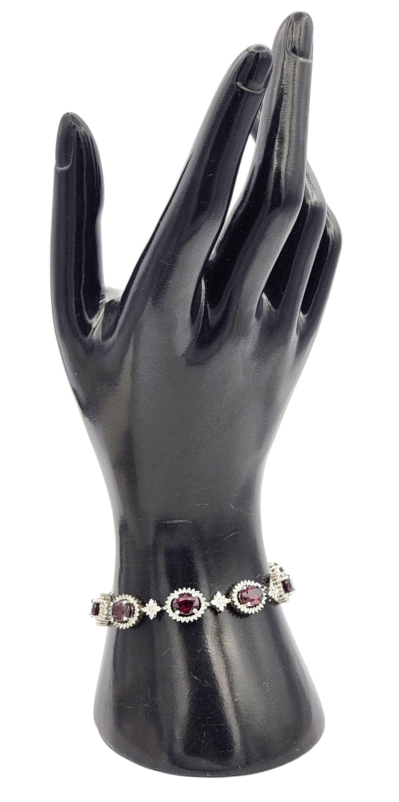 Bracelet à maillons en or blanc 14 carats avec grenat rhodolite ovale et diamant en halo en vente 3