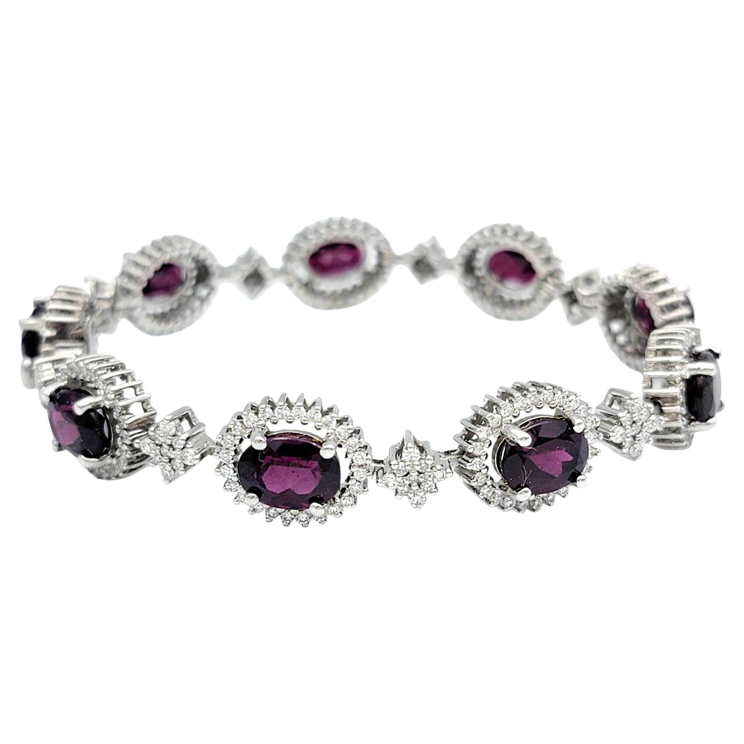 Bracelet à maillons en or blanc 14 carats avec grenat rhodolite ovale et diamant en halo en vente
