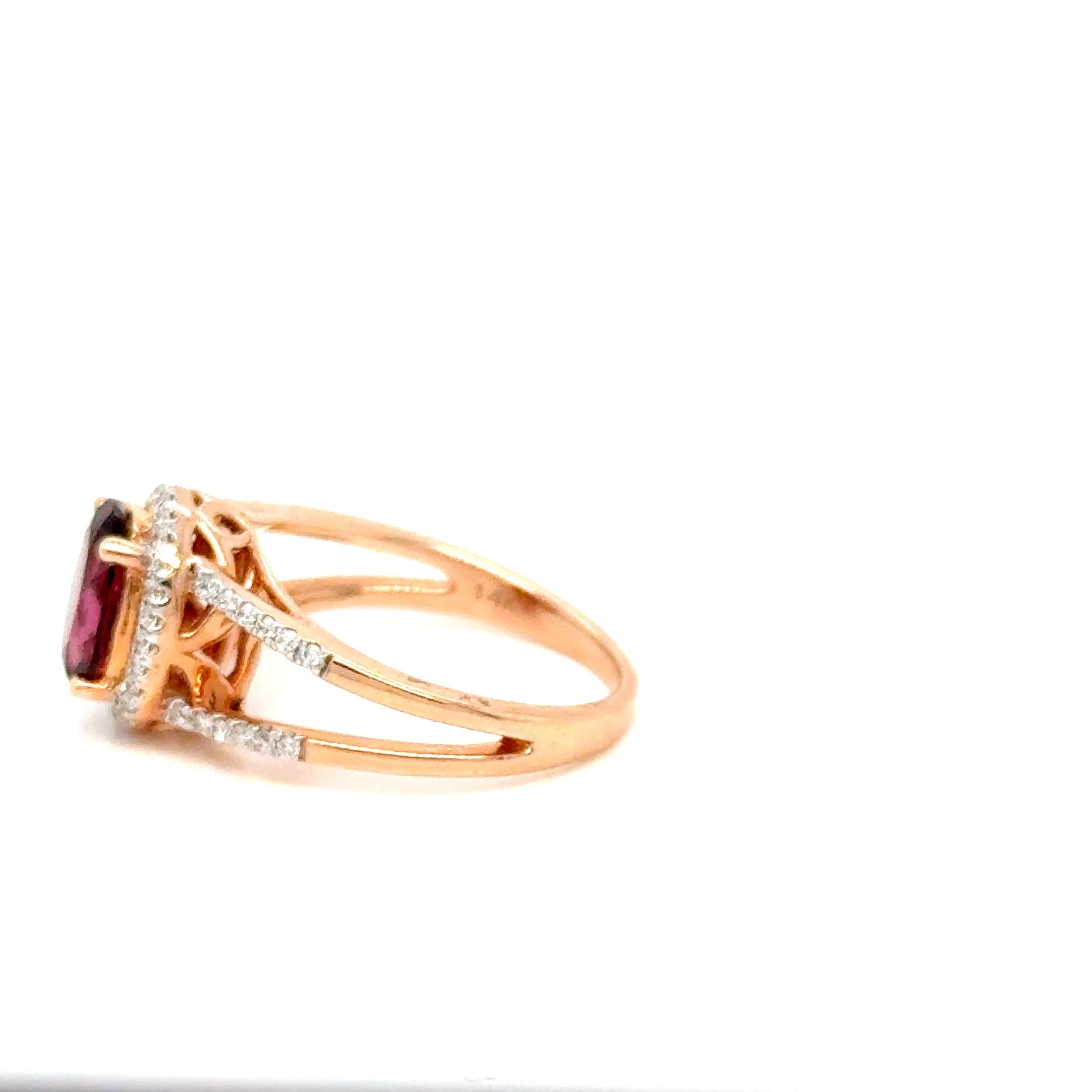 Moderno RHODOLITE ovale con diamante incastonato in oro rosa in vendita