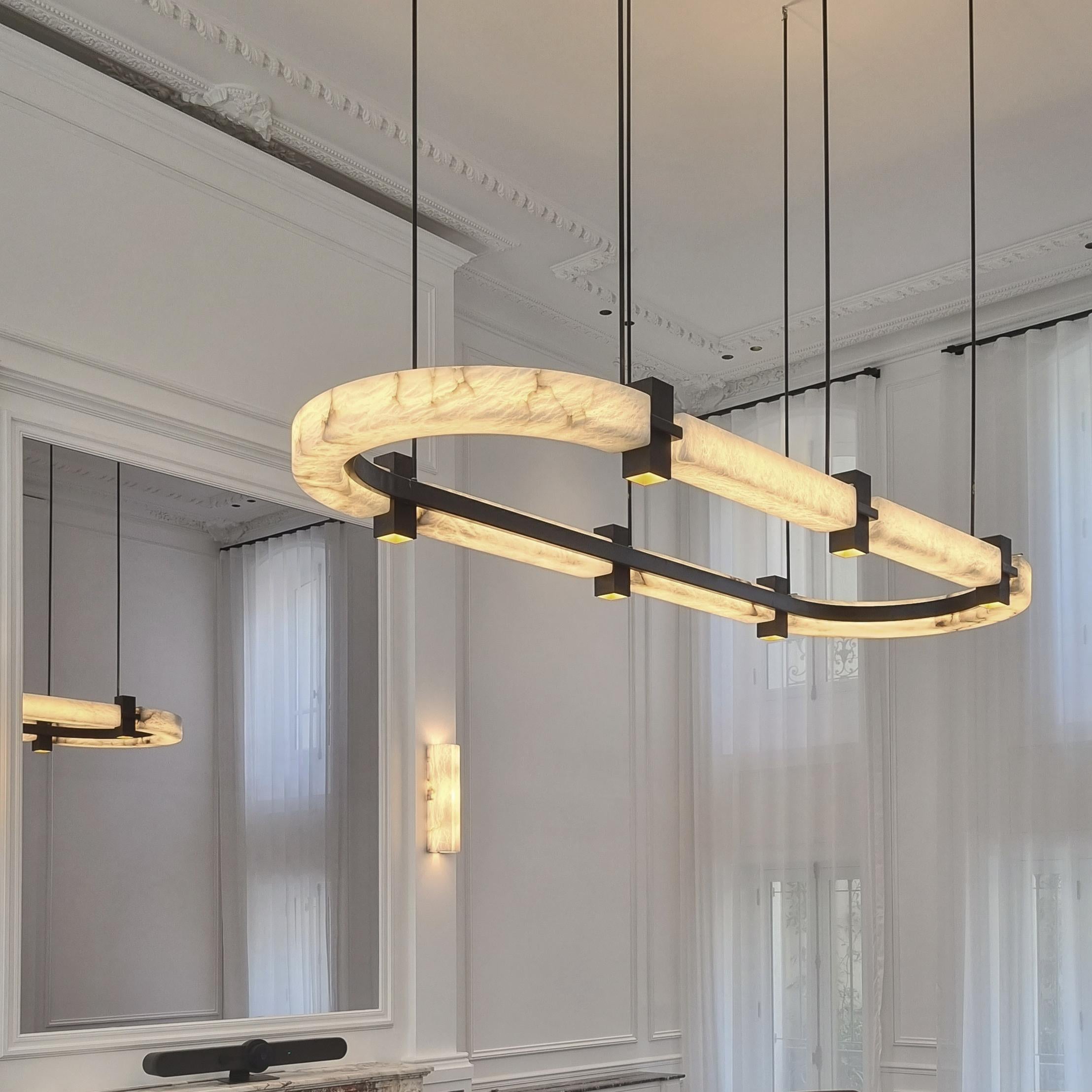 Lampadario ad anello di alabastro ovale contemporaneo di lusso di Michel Amar
Dimensioni: D 65 x L 140 x H 12 cm. 
Materiali: Alabastro e metallo.

Tutte le nostre lampade possono essere cablate a seconda del Paese. Se viene venduto negli Stati