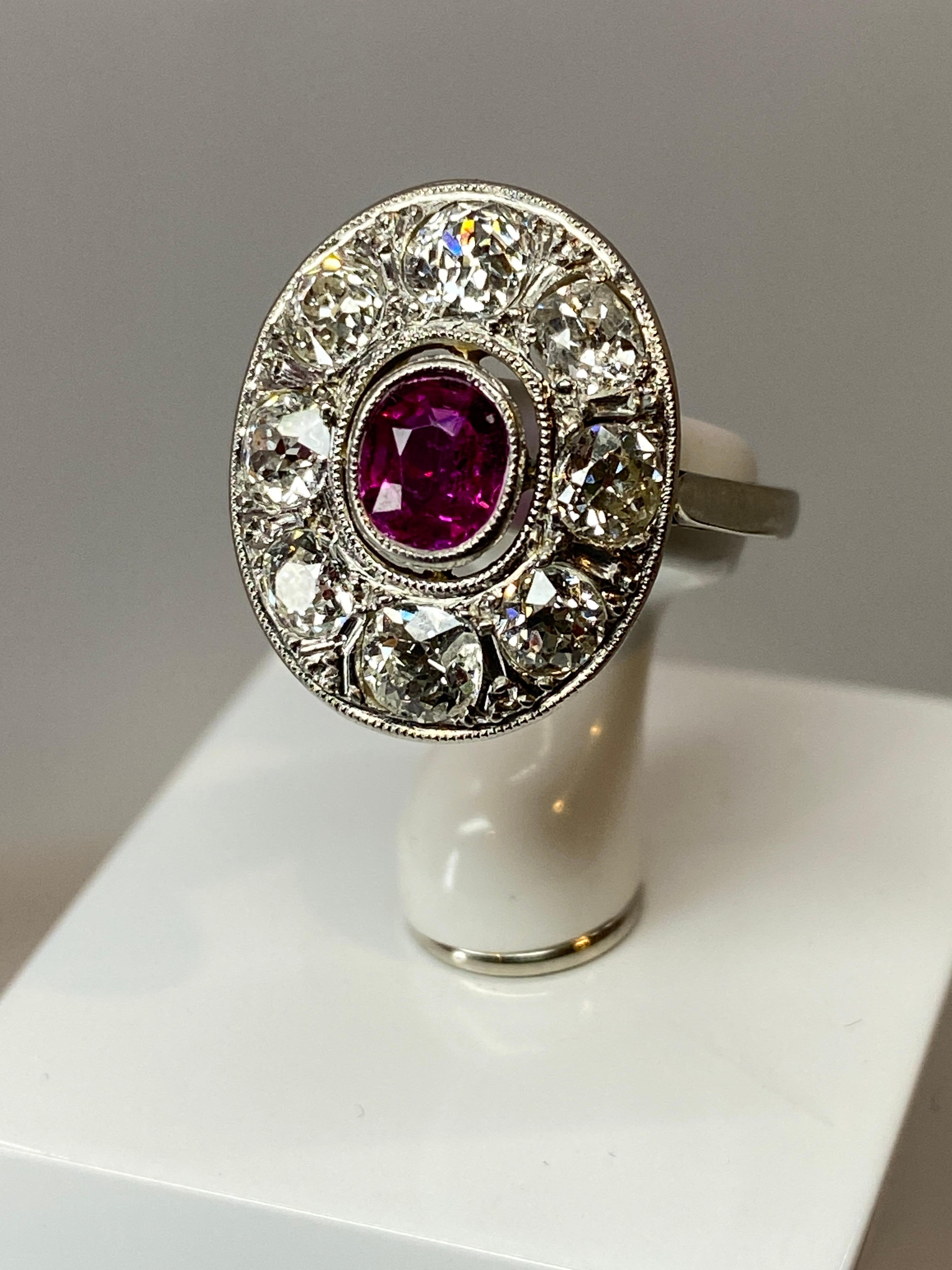 Oval Ring in 18 Carat Gold Set with a Ruby and Diamonds, 1900 Period For Sale 3