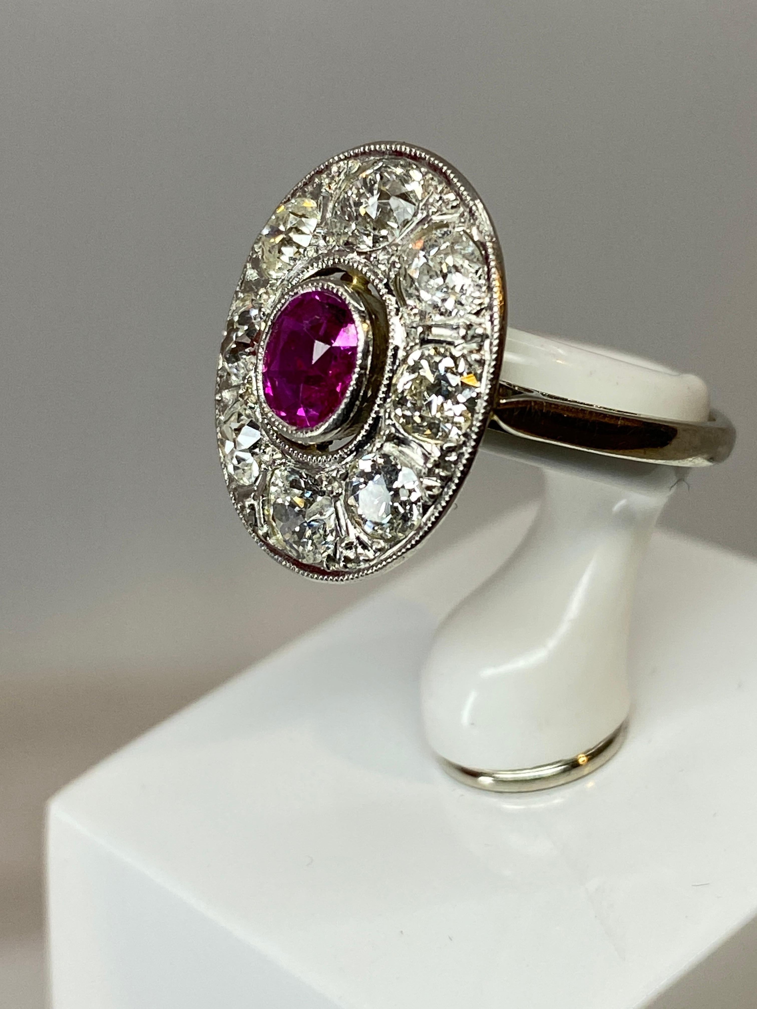 Oval Ring in 18 Carat Gold Set with a Ruby and Diamonds, 1900 Period For Sale 5