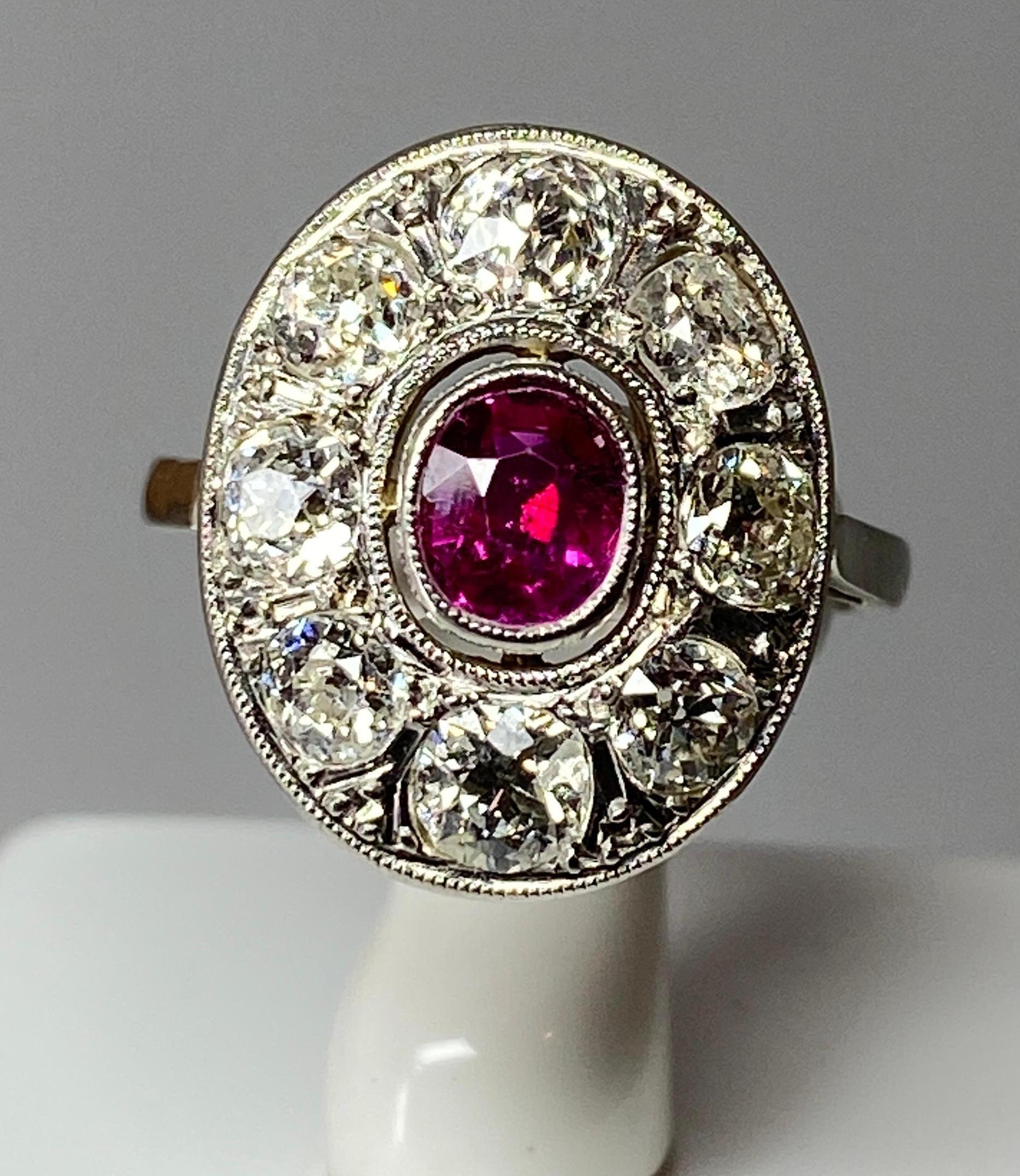 Oval Ring in 18 Carat Gold Set with a Ruby and Diamonds, 1900 Period In Good Condition For Sale In VERSAILLES, FR