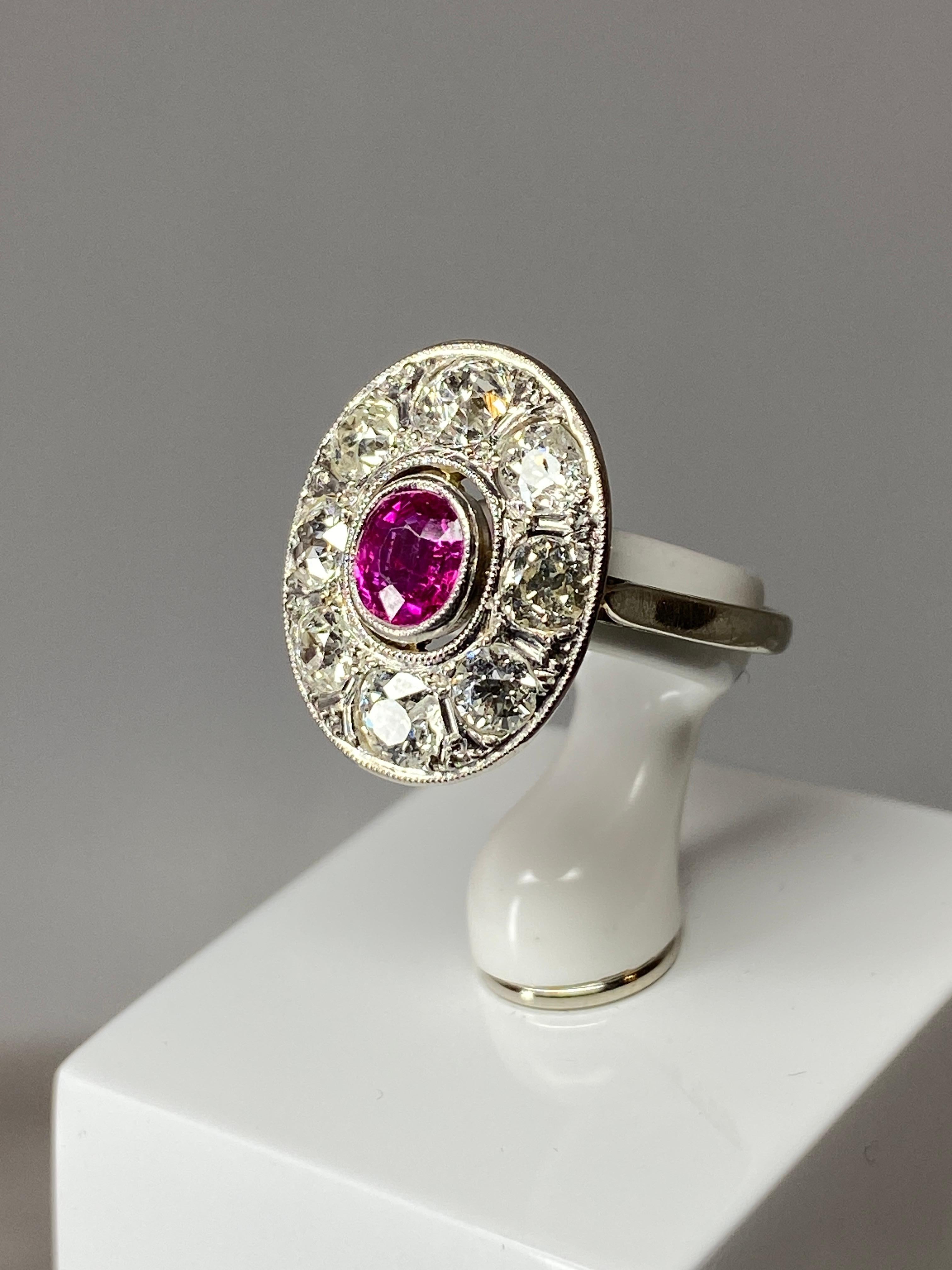 Oval Ring in 18 Carat Gold Set with a Ruby and Diamonds, 1900 Period For Sale 1