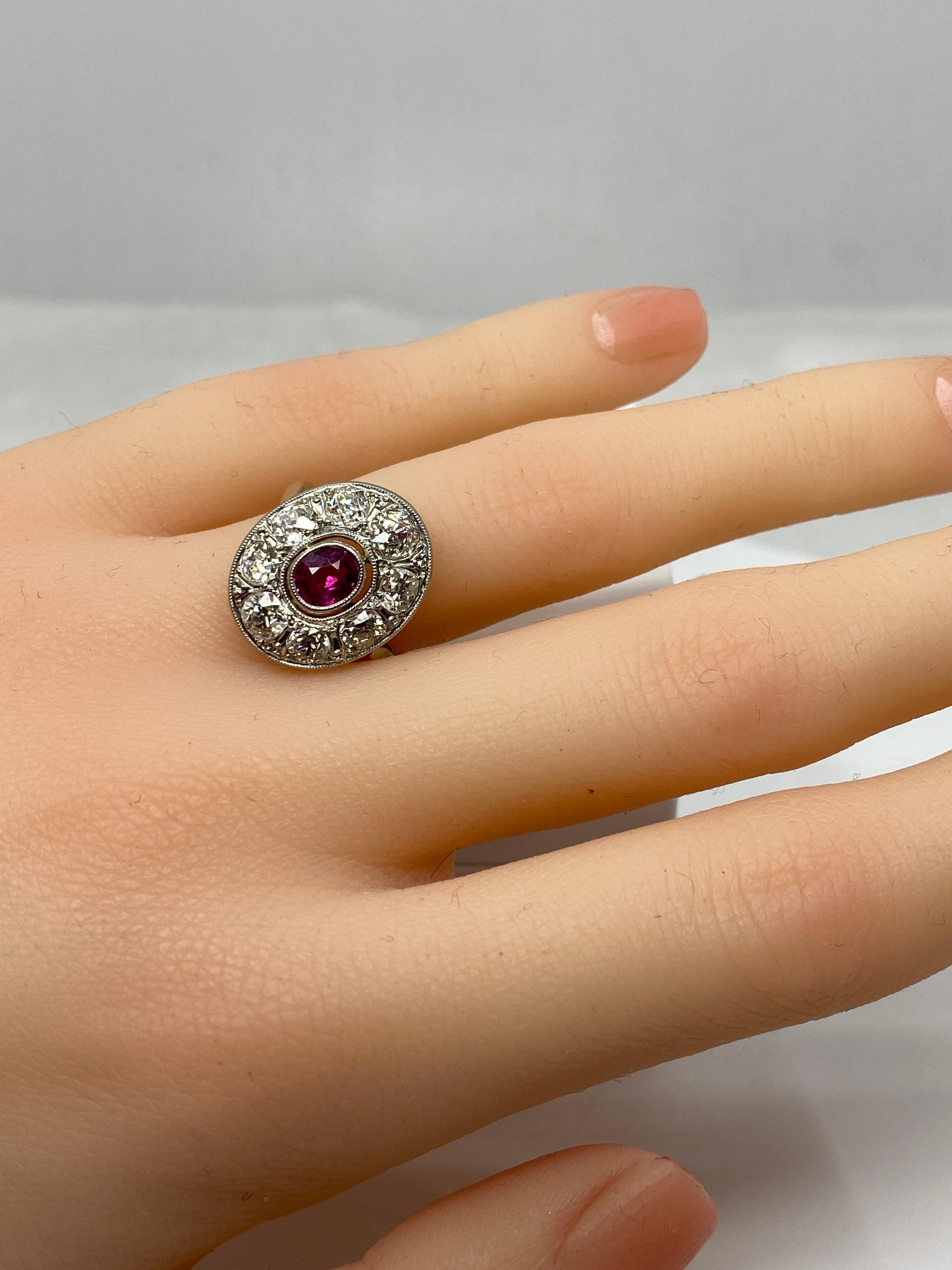 Oval Ring in 18 Carat Gold Set with a Ruby and Diamonds, 1900 Period For Sale 2