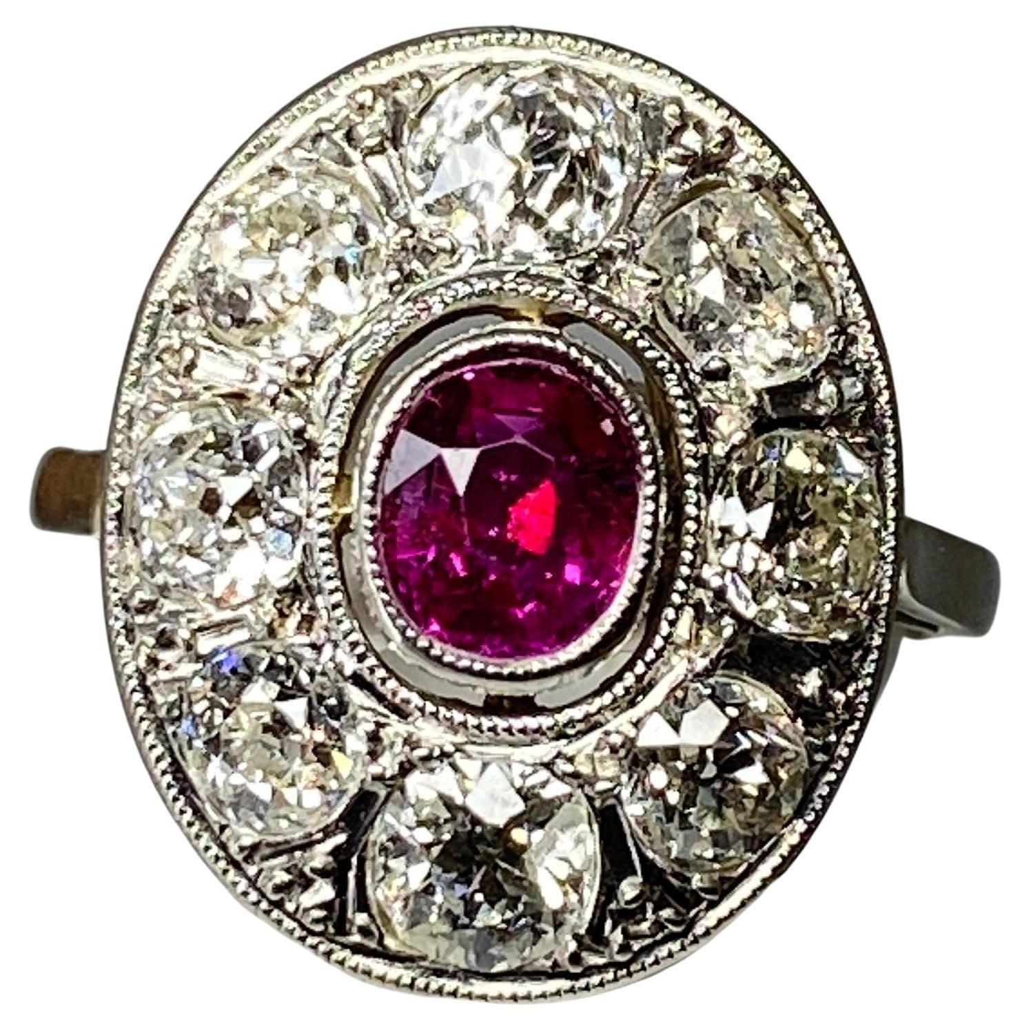 Bague ovale en or 18 carats sertie d'un rubis et de diamants, période 1900