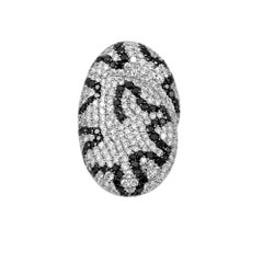 Oval Ring with White and Black Diamonds Pave Set in 18 Karat White Gold Women
s