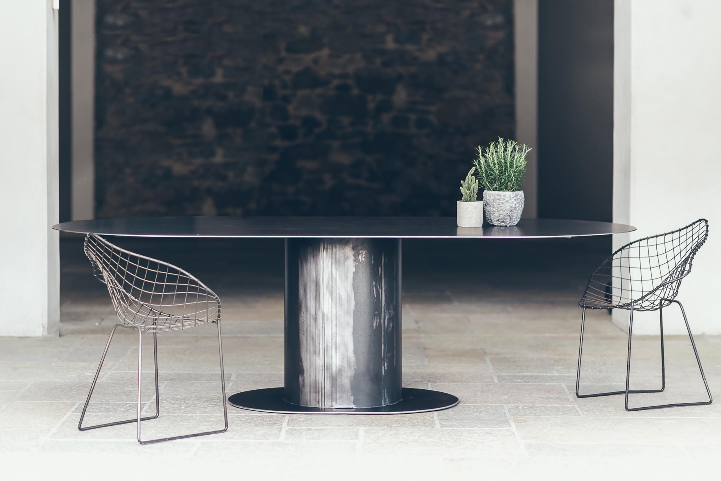Dining table oval rock in handcrafted
steel, in dark finish. French manufactured.

