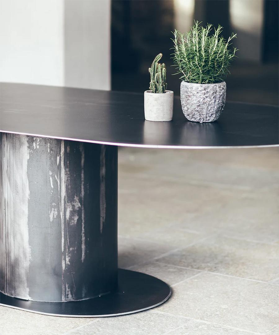 Français Table de salle à manger rocheuse ovale en vente