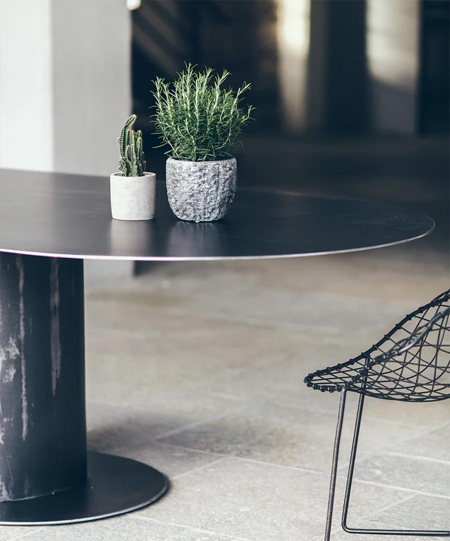 Table de salle à manger rocheuse ovale Excellent état - En vente à Paris, FR