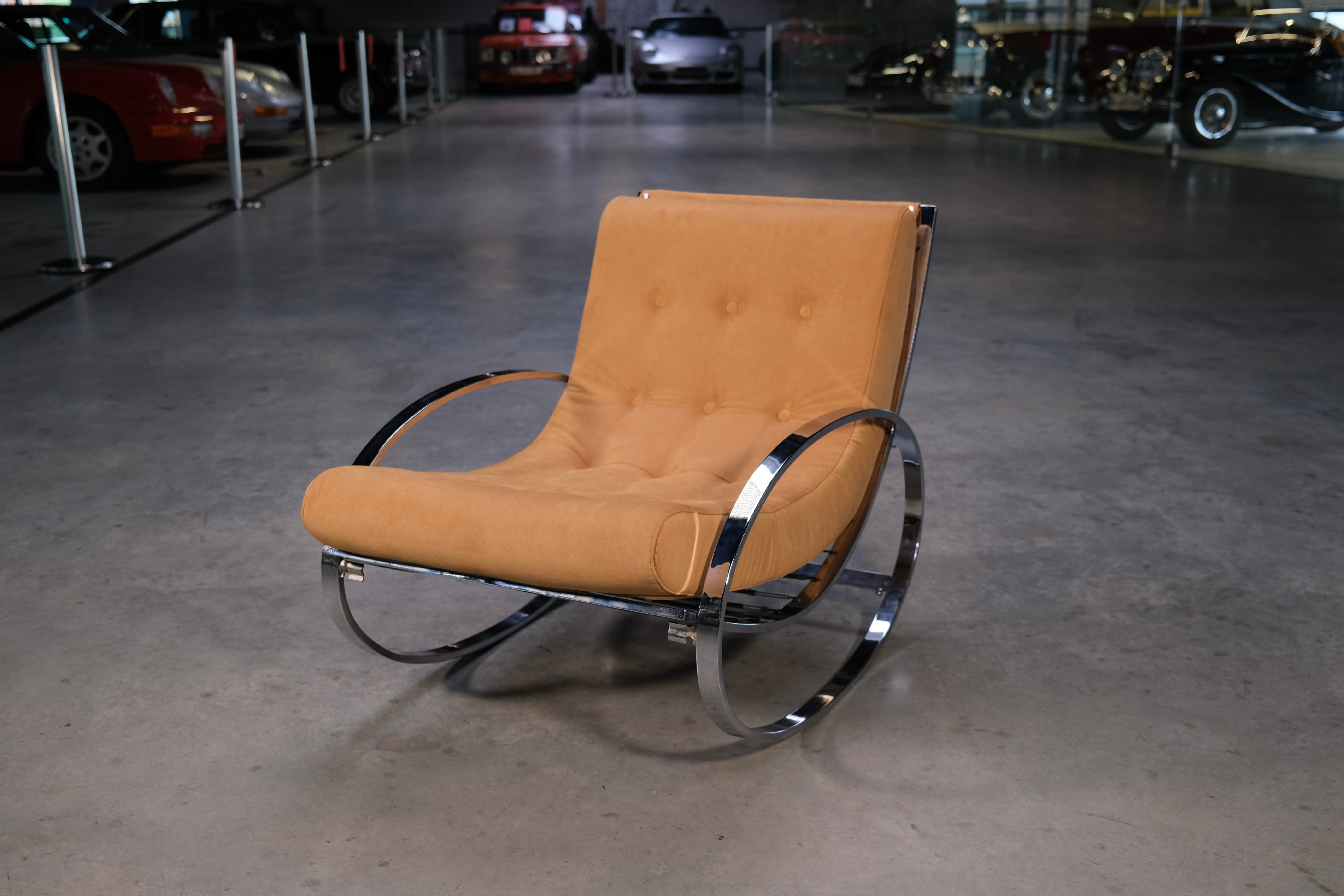 Mid-Century moderno Sedia a dondolo ovale di Renato Zevi per Selig in cromo e Alcantara, Italia anni '70 in vendita