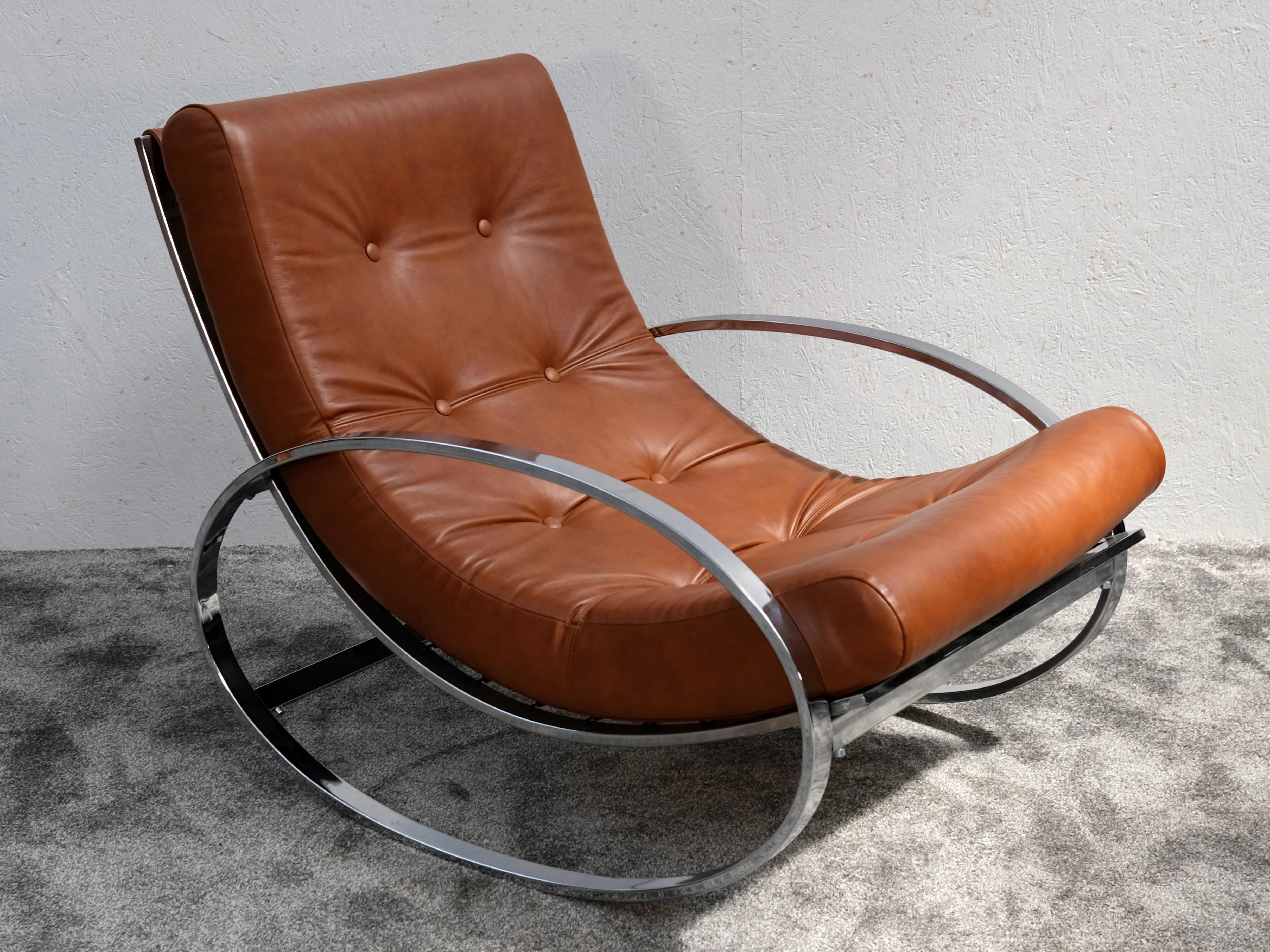 Mid-Century moderno Sedia a dondolo ovale di Renato Zevi per Selig in cromo e pelle, Italia anni '70 in vendita