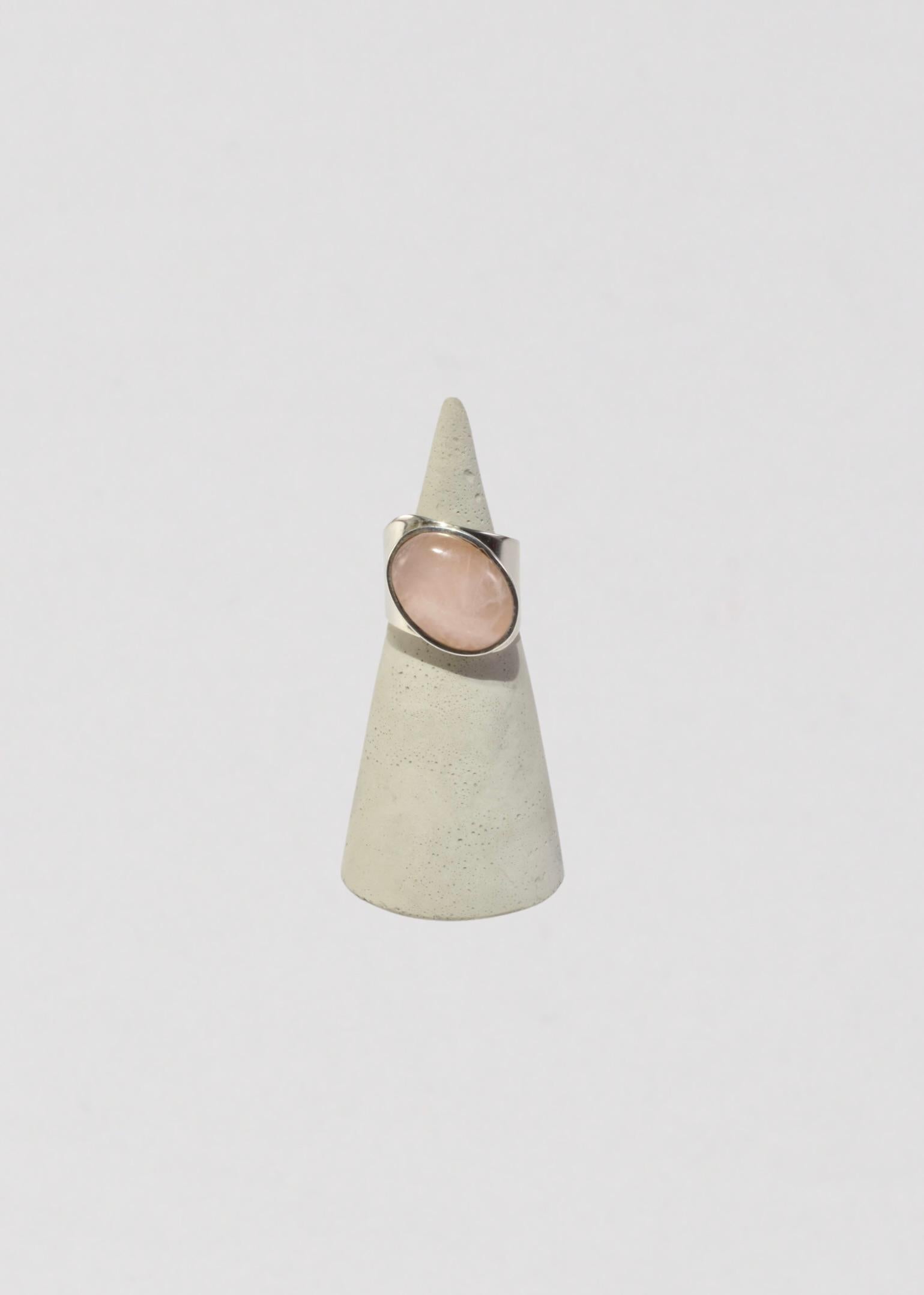 Oval Rose Quartz Ring In Good Condition For Sale In Richmond, VA