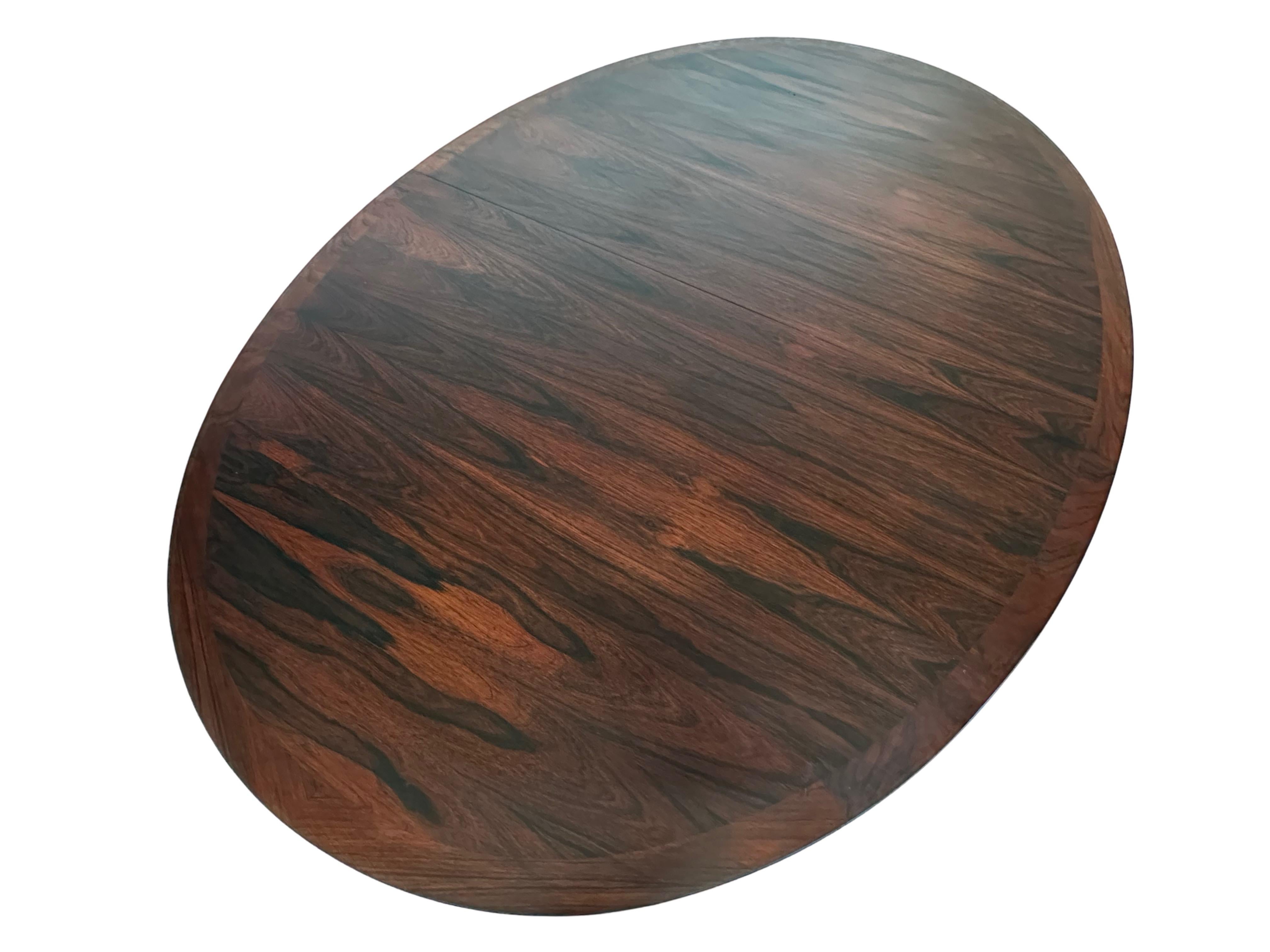 Scandinavian Modern Oval rosewood extension dining table by Heltborg Møbler, Denmark.