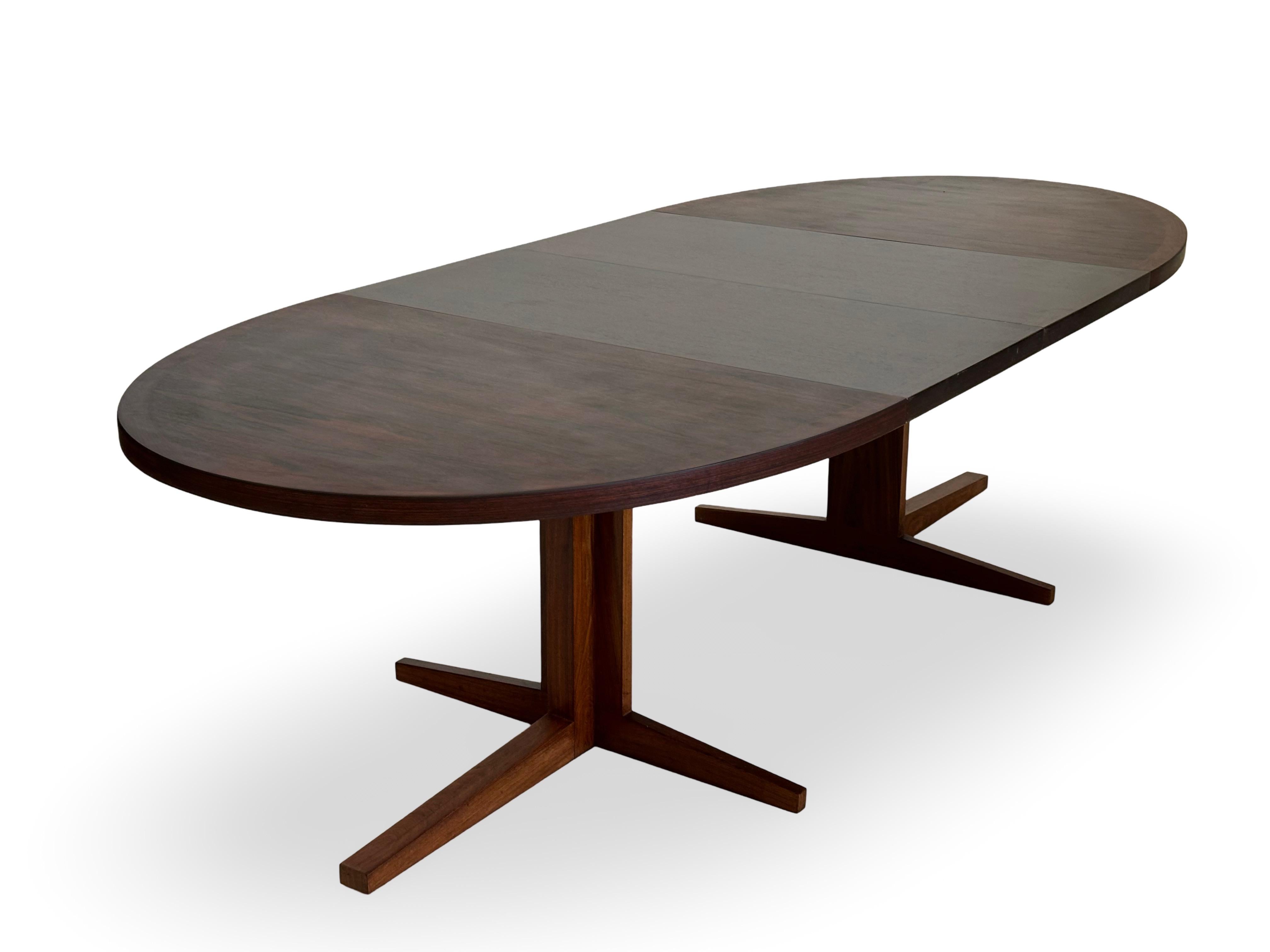 Oval rosewood extension dining table by Heltborg Møbler, Denmark. In Excellent Condition In København K, DK