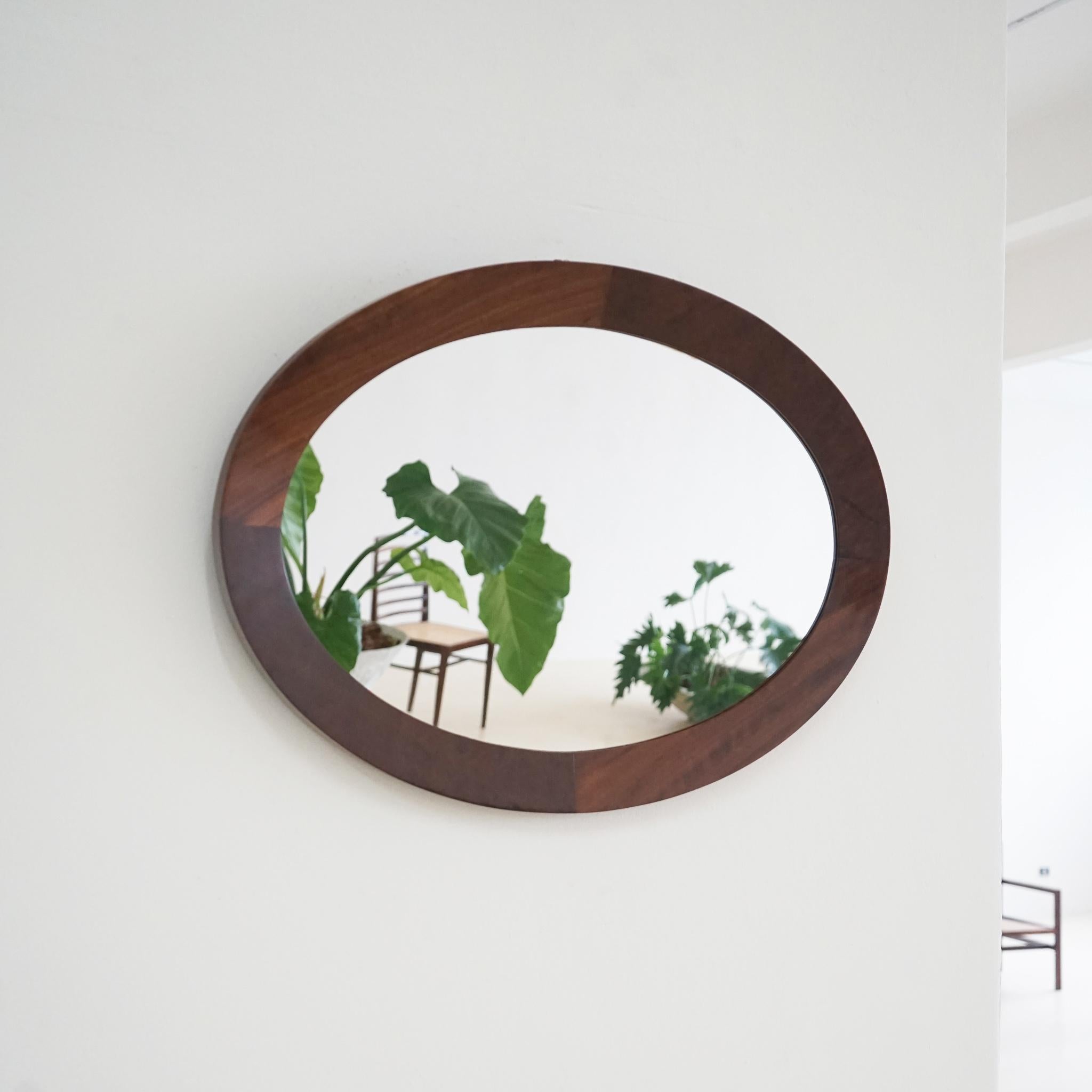 Mid-Century Modern Miroir ovale en bois de rose par Celina Decorações, design brésilien du milieu du siècle dernier, années 1960 en vente