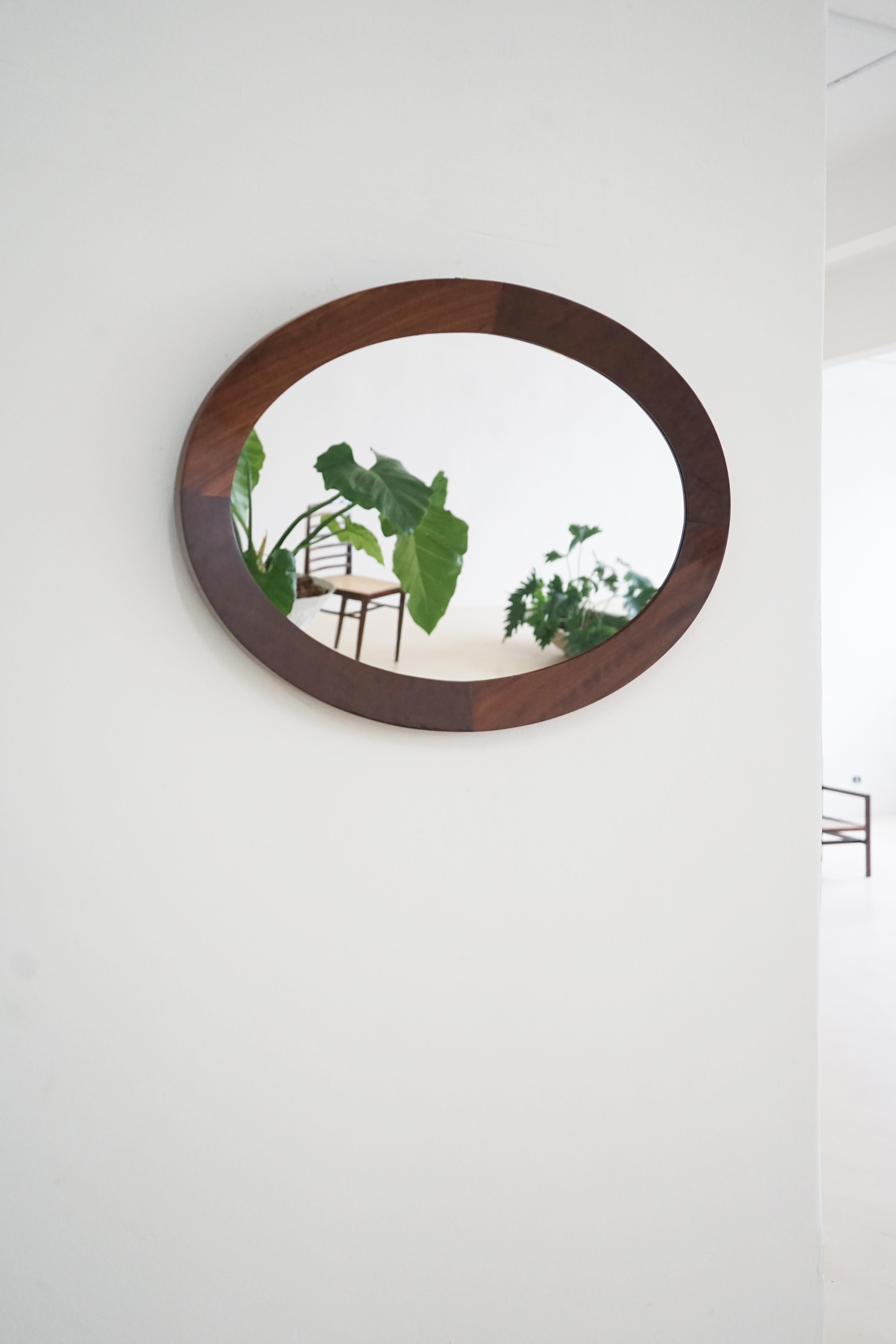 Brésilien Miroir ovale en bois de rose par Celina Decorações, design brésilien du milieu du siècle dernier, années 1960 en vente