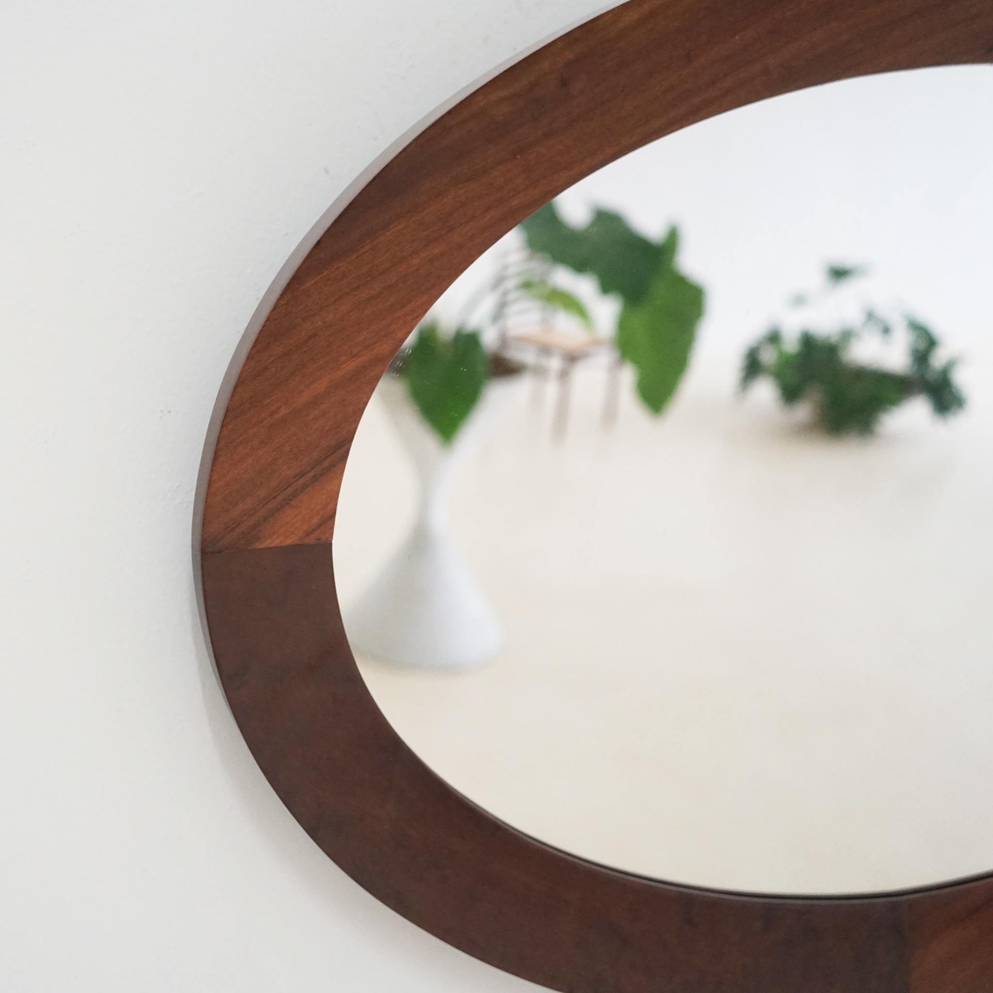 Miroir ovale en bois de rose par Celina Decorações, design brésilien du milieu du siècle dernier, années 1960 Bon état - En vente à New York, NY