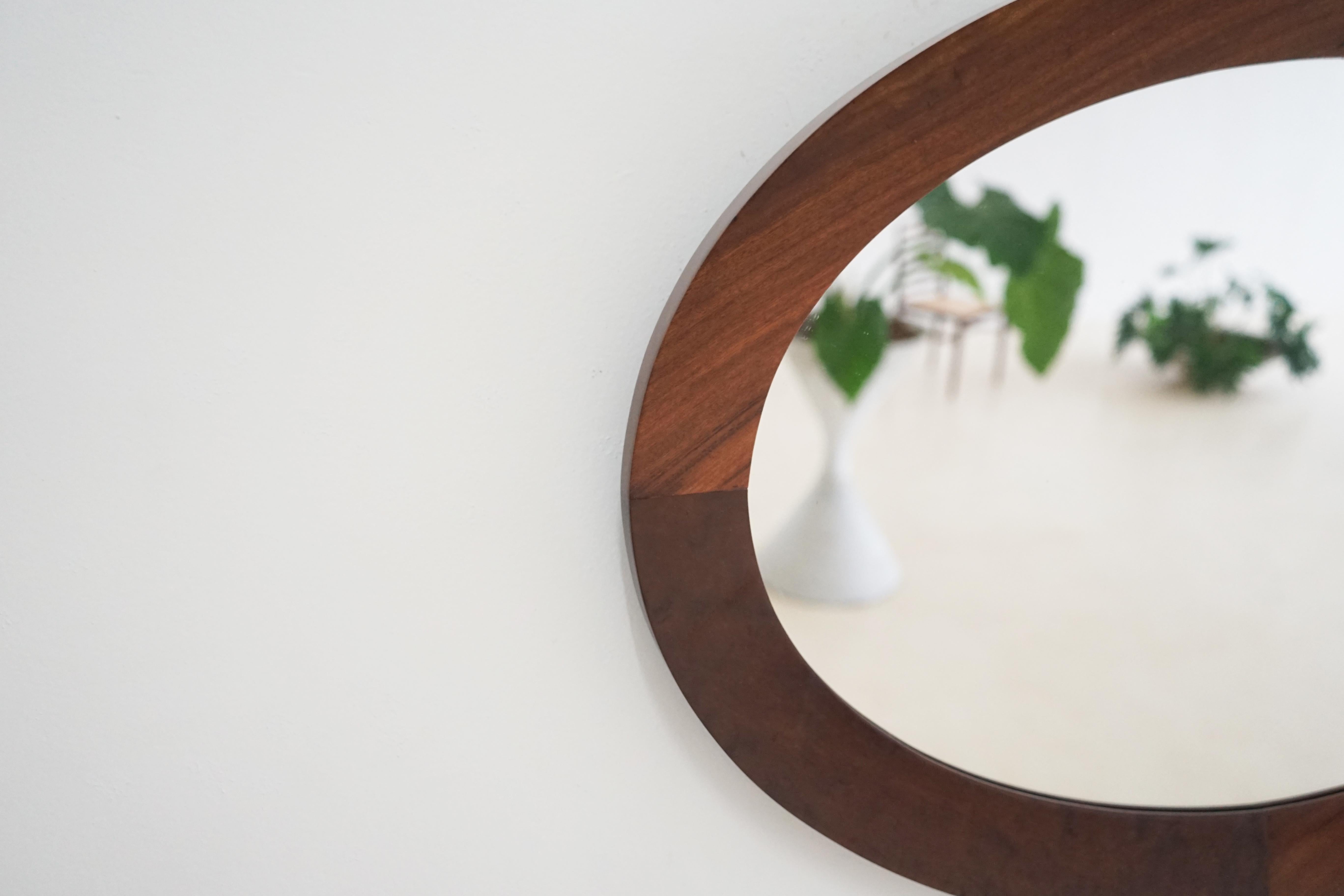 20ième siècle Miroir ovale en bois de rose par Celina Decorações, design brésilien du milieu du siècle dernier, années 1960 en vente