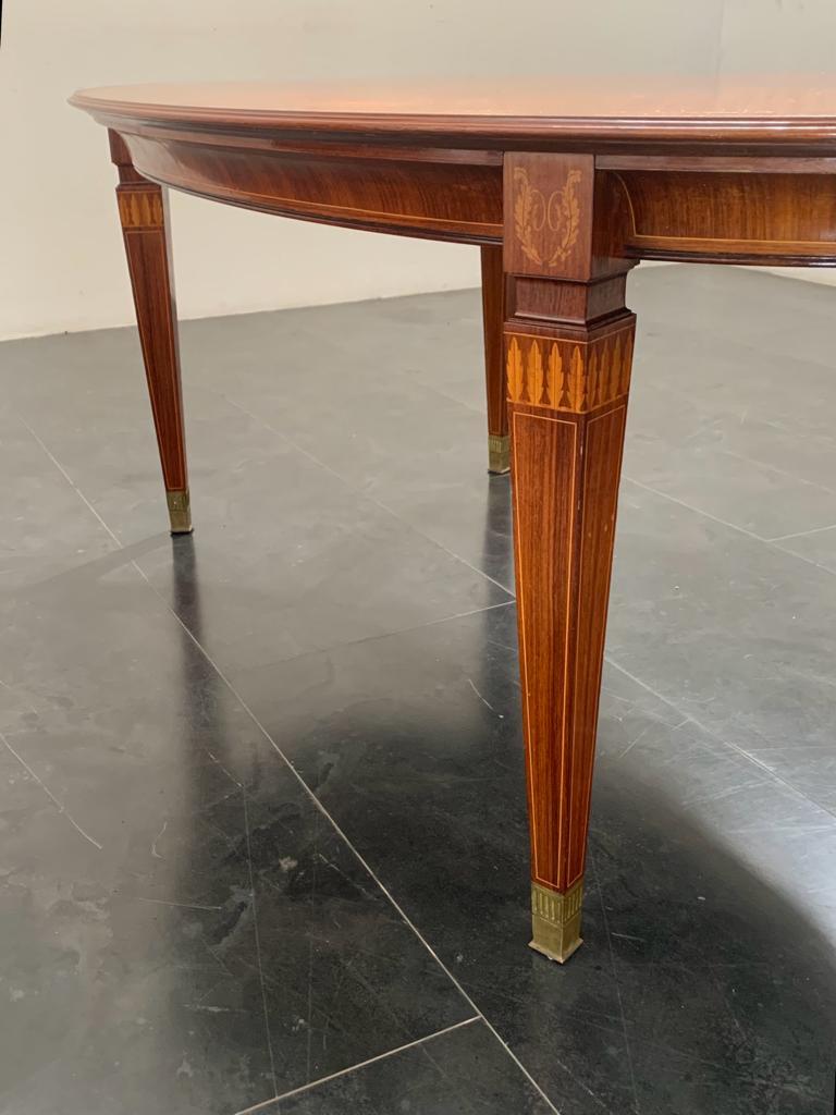 Italian Oval Rosewood Table Attributed to Paolo Buffa for La Permanente Cantù, 1950s For Sale
