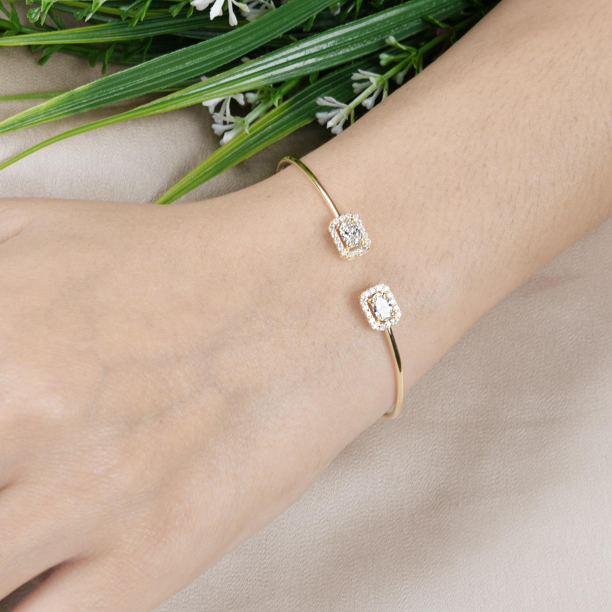 Taille ovale Bracelet manchette en or jaune 14 carats avec diamants ovales et ronds, fait à la main en vente