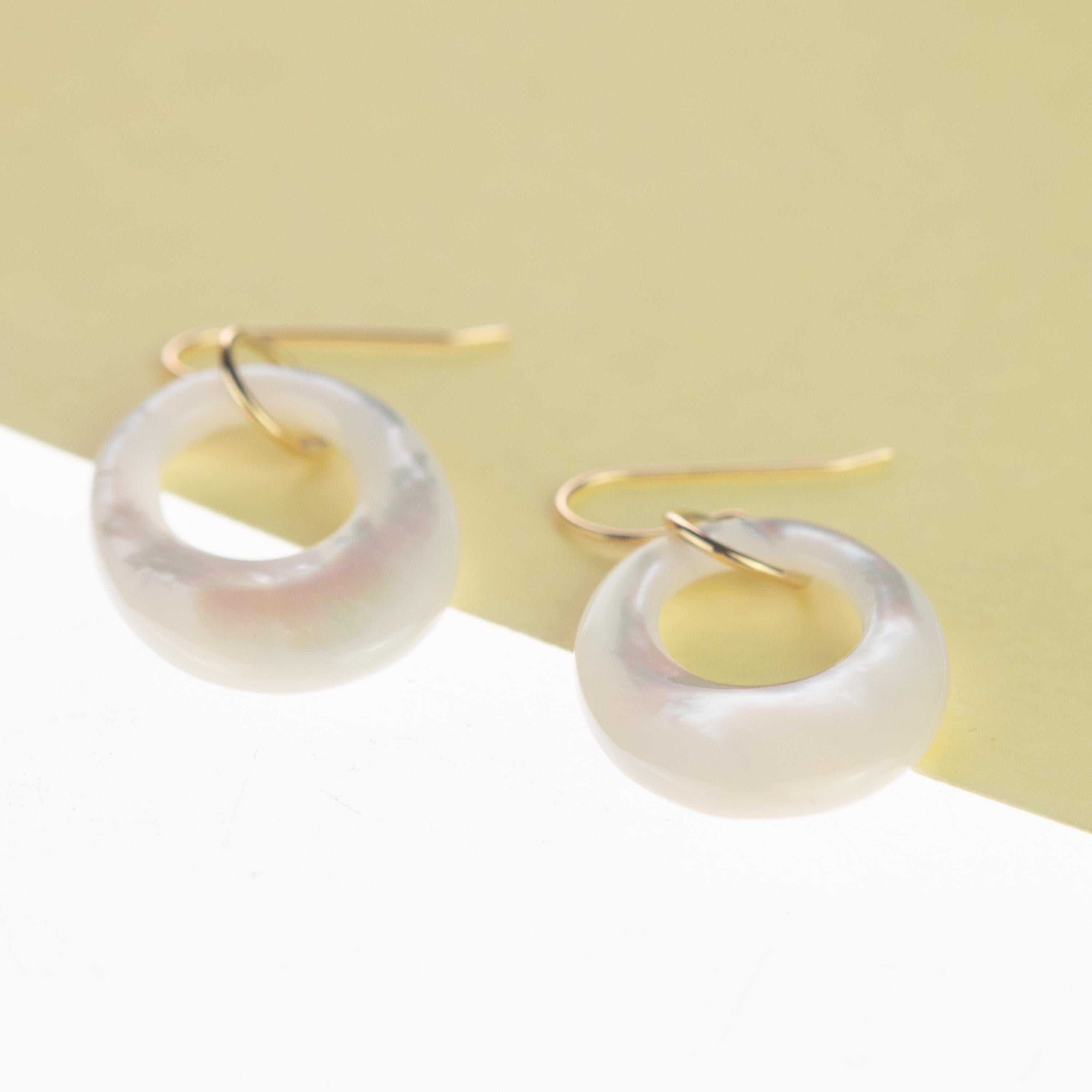 Pendants d'oreilles en goutte en or 18 carats avec œuf ovale en nacre et noyer en vente 4