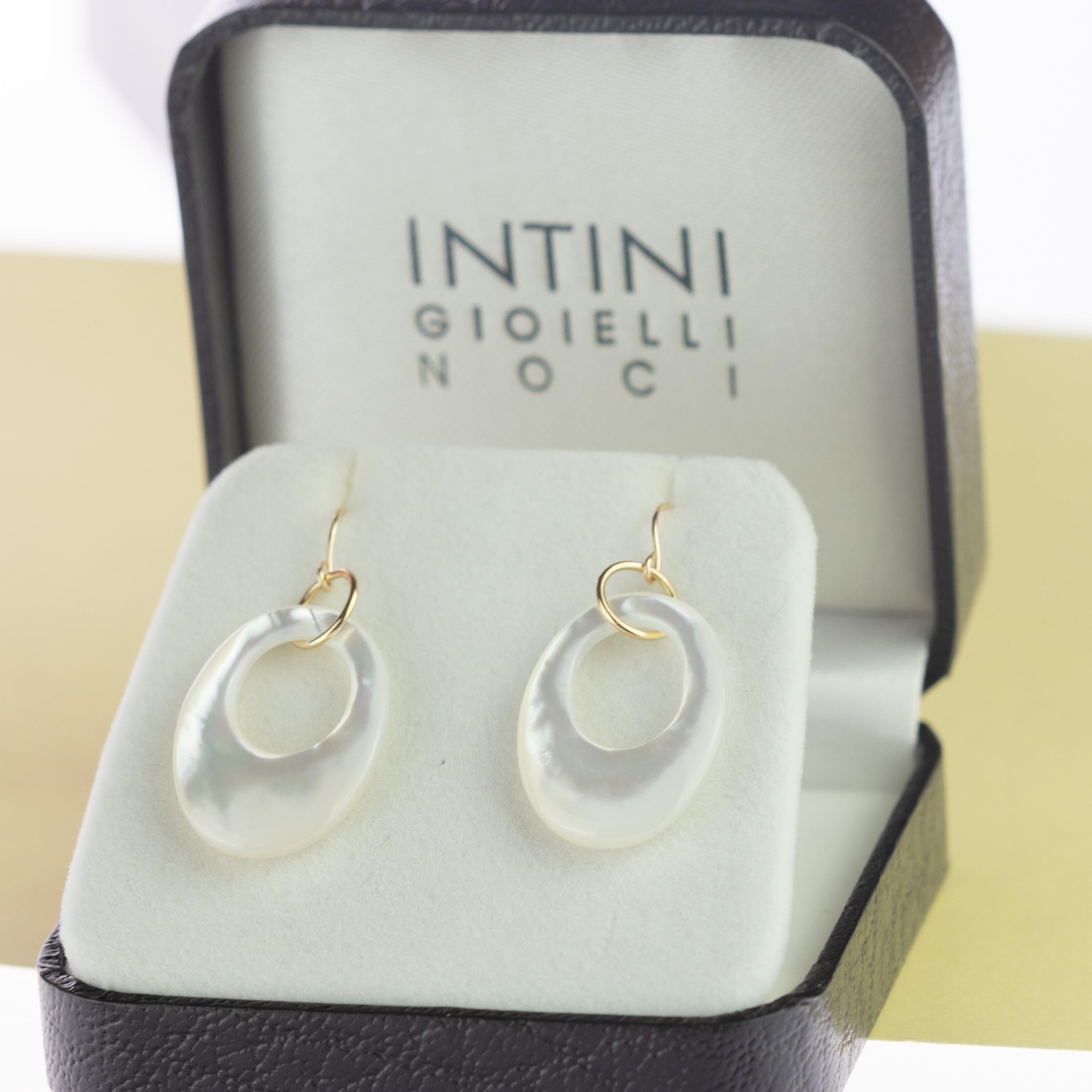 Pendants d'oreilles en goutte en or 18 carats avec œuf ovale en nacre et noyer en vente 5