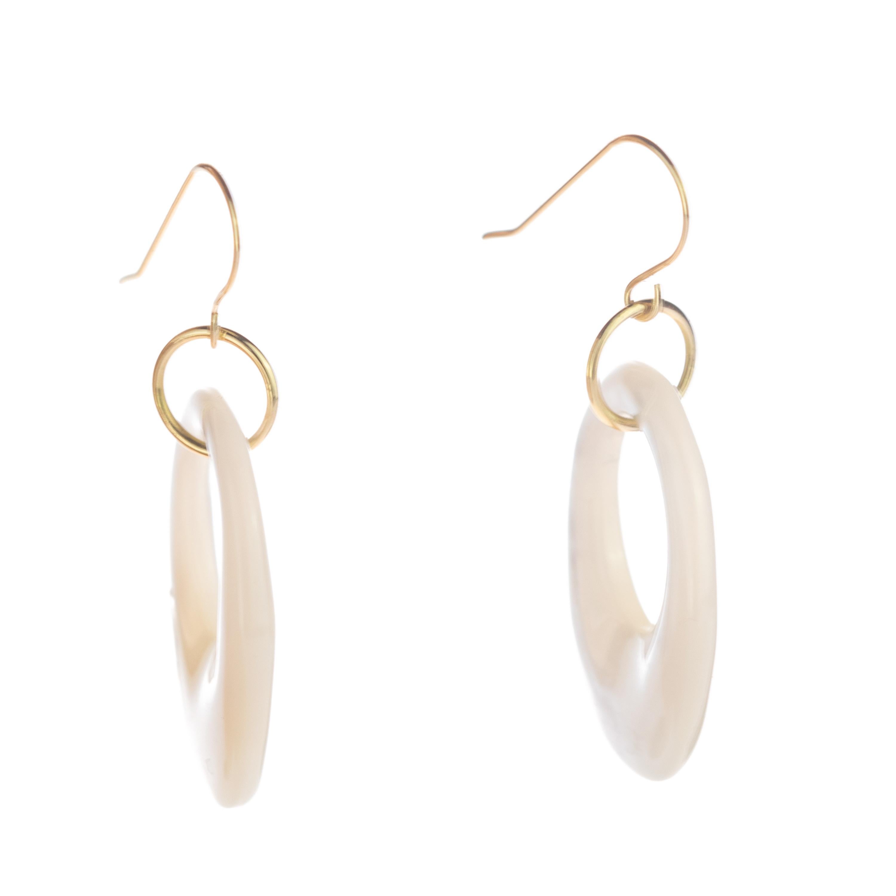 Taille ovale Pendants d'oreilles en goutte en or 18 carats avec œuf ovale en nacre et noyer en vente