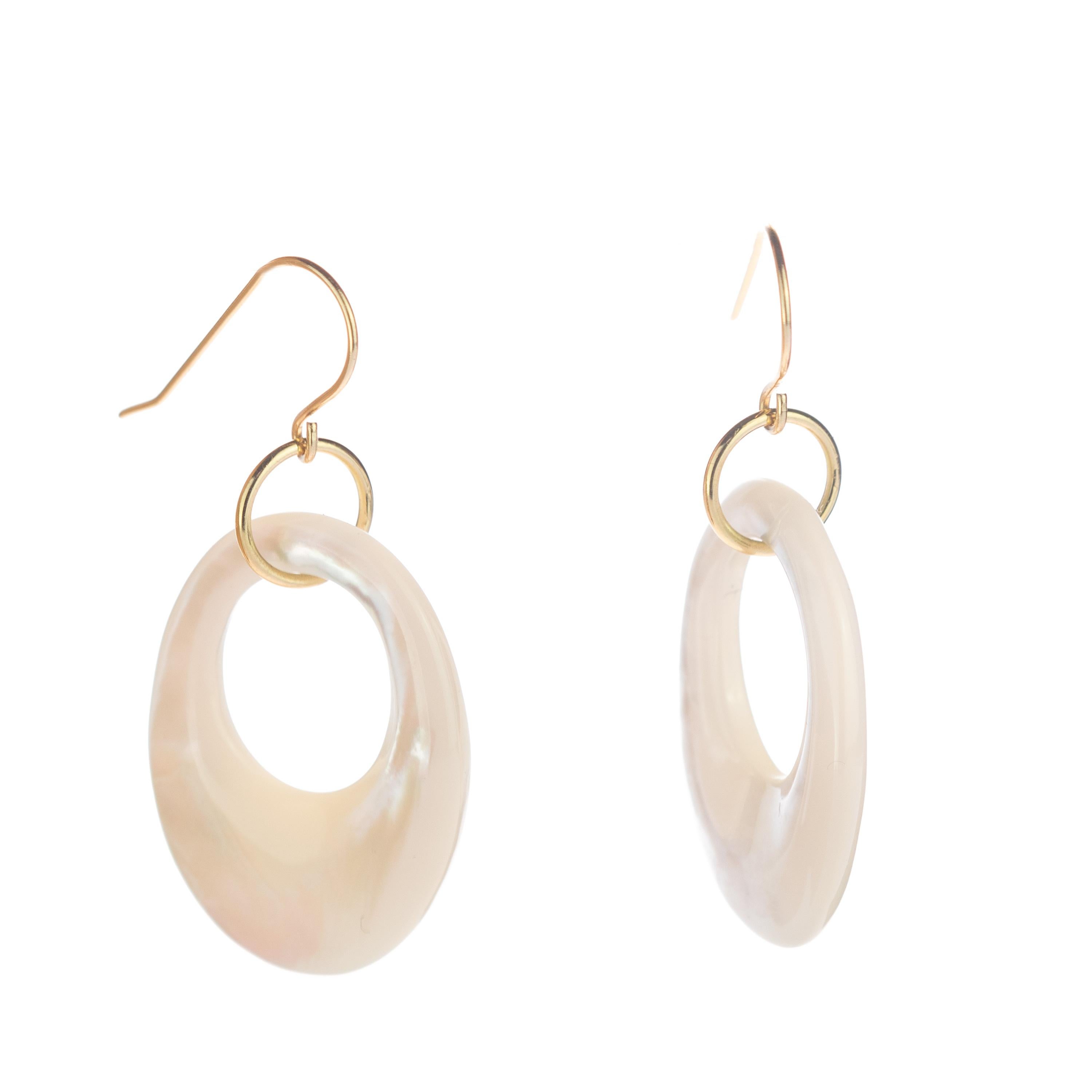 Pendants d'oreilles en goutte en or 18 carats avec œuf ovale en nacre et noyer Neuf - En vente à Milano, IT