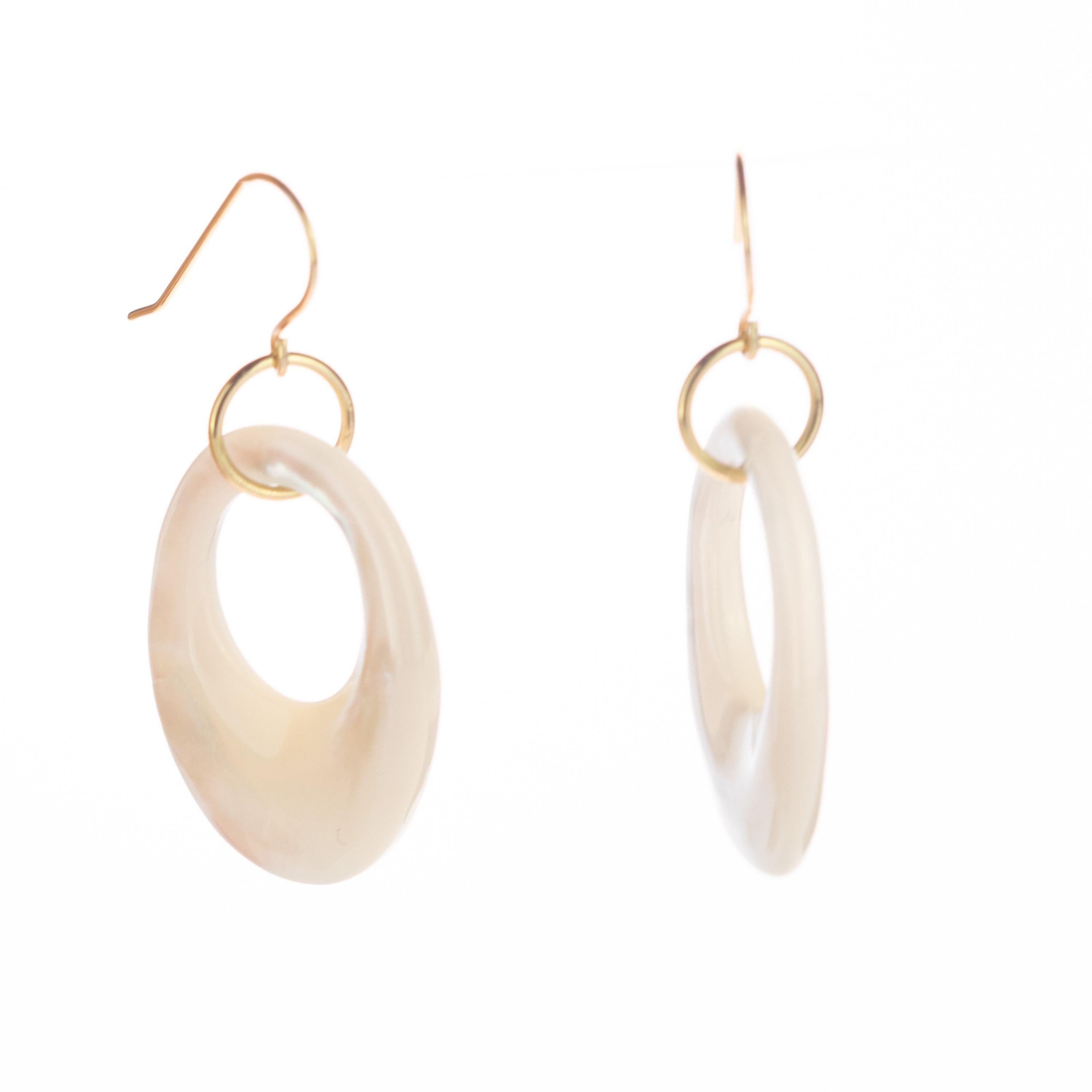 Pendants d'oreilles en goutte en or 18 carats avec œuf ovale en nacre et noyer Pour femmes en vente