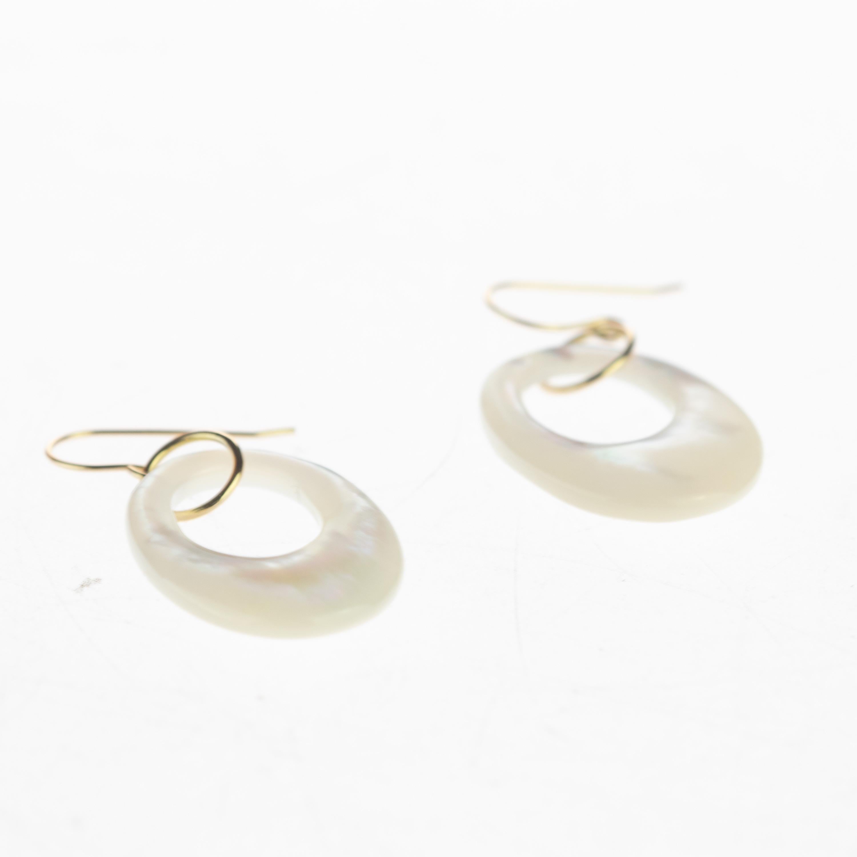 Pendants d'oreilles en goutte en or 18 carats avec œuf ovale en nacre et noyer en vente 1