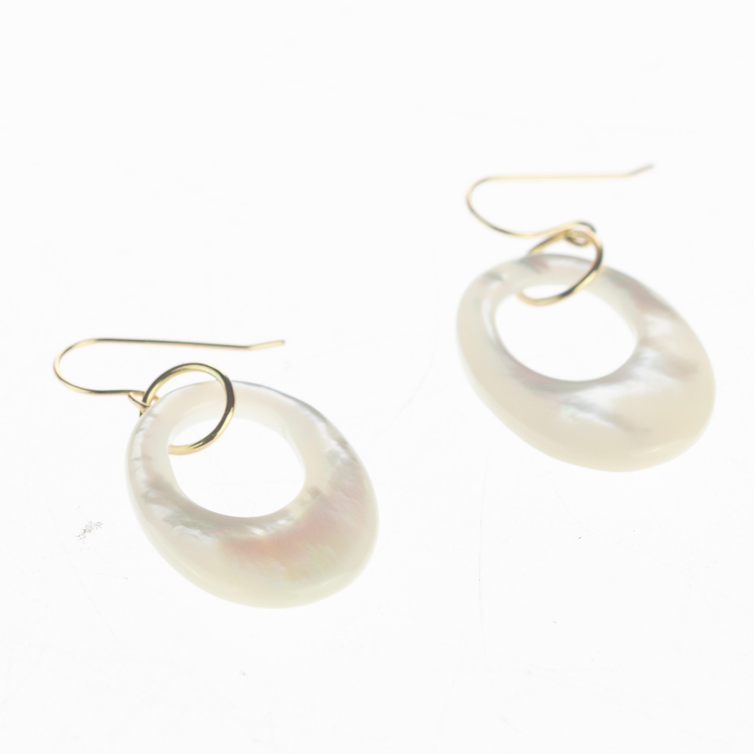 Pendants d'oreilles en goutte en or 18 carats avec œuf ovale en nacre et noyer en vente 2