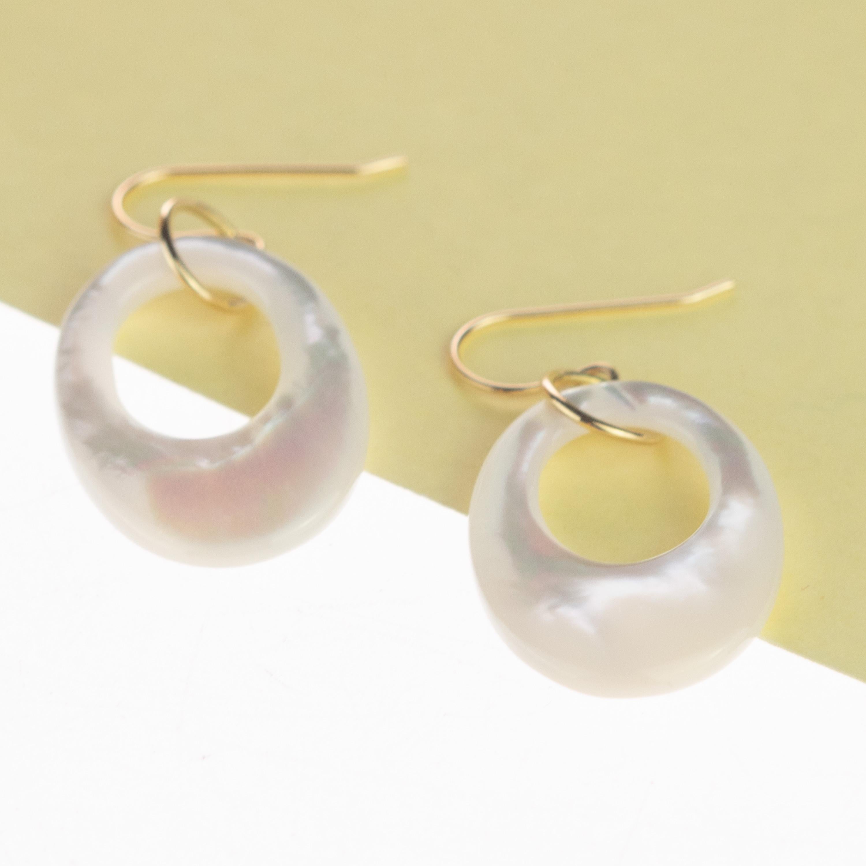 Pendants d'oreilles en goutte en or 18 carats avec œuf ovale en nacre et noyer en vente 3