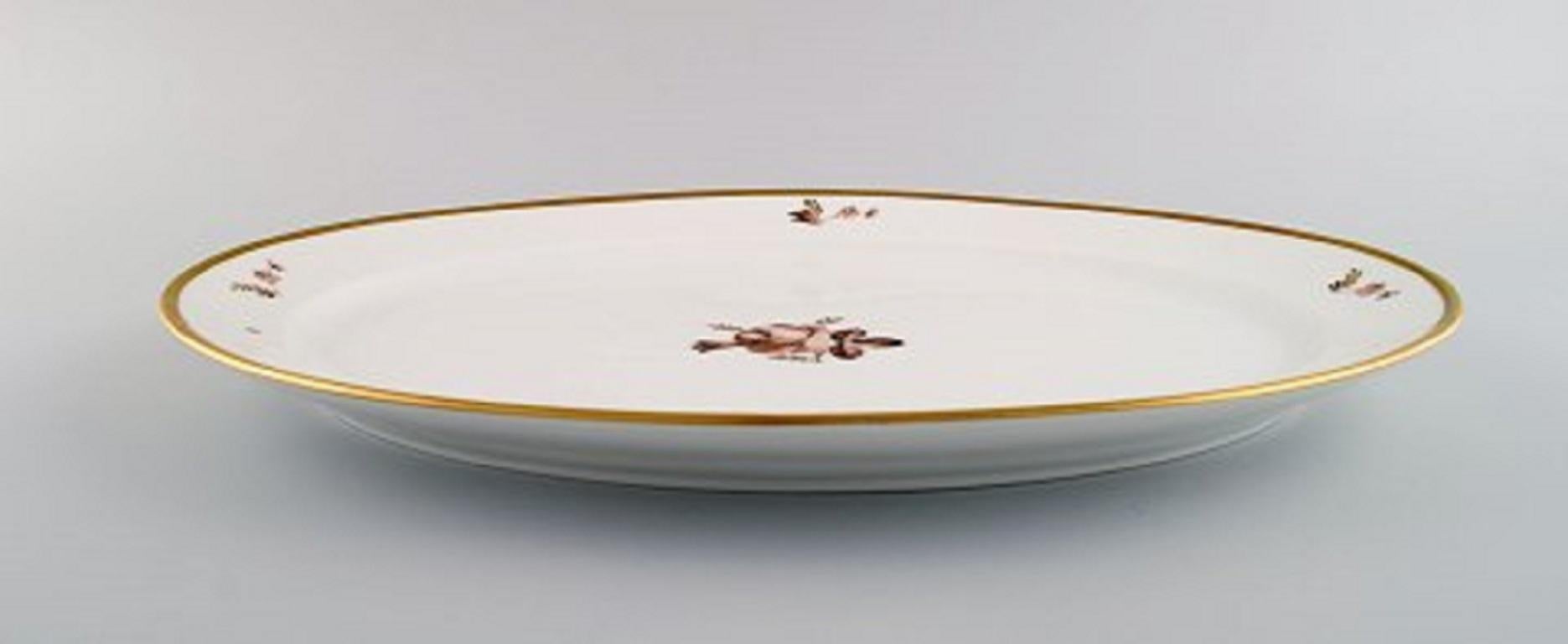 Ovale Royal Copenhagen Servierplatte mit brauner Rose. Modellnummer 688/9010. 
Datiert 1962. 
Zwei Gerichte verfügbar.
Maße: 41 x 30 cm.
In ausgezeichnetem Zustand.
Gestempelt.
1. Fabrikqualität.