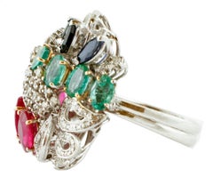 Rubini ovali, smeraldi ovali, zaffiri blu navette, diamanti, anello in oro 18 carati