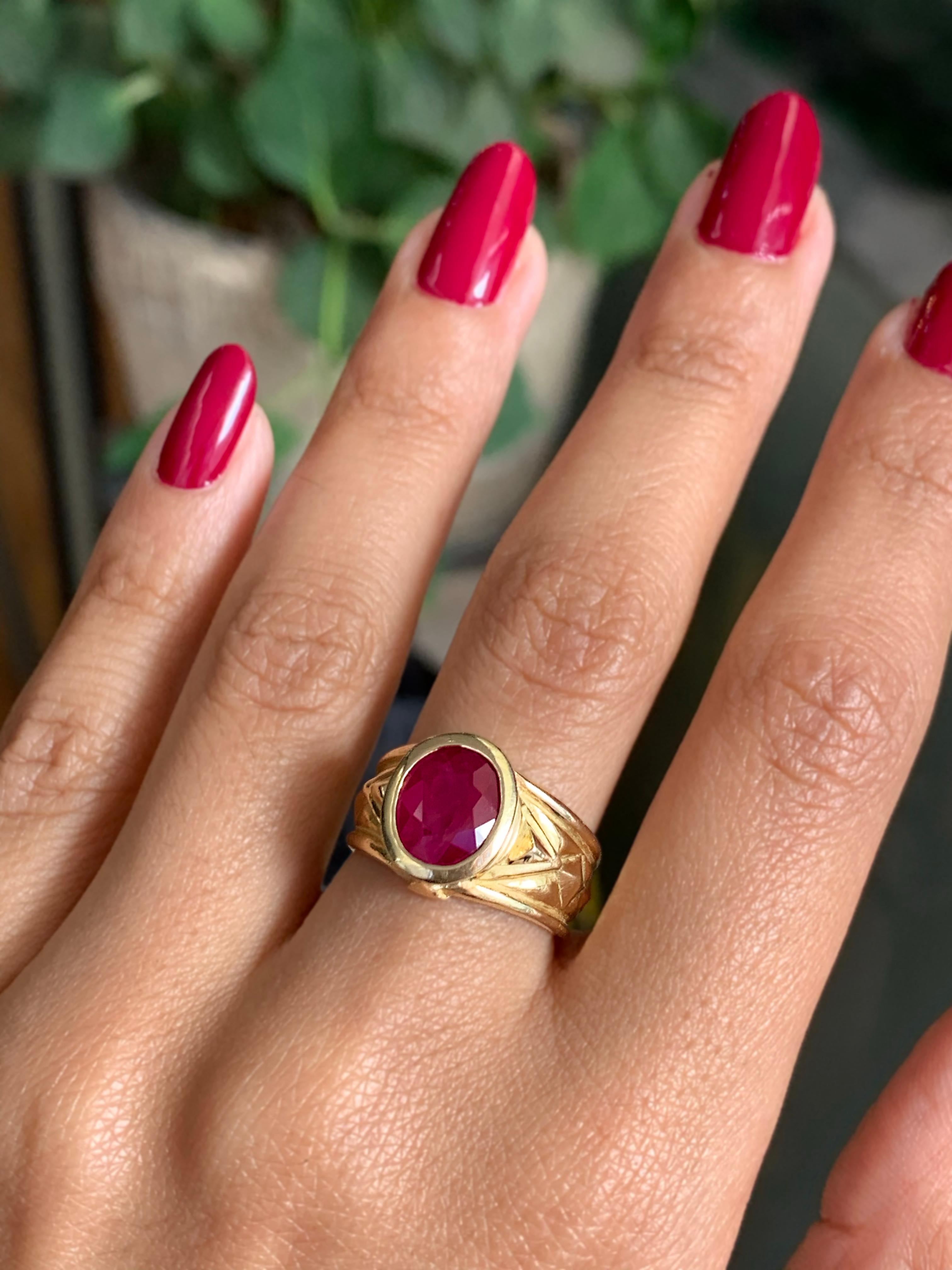Oval Ruby 18 Carat Yellow Gold Geometric Ring In Good Condition For Sale In London, GB
