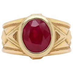 Bague géométrique en or jaune 18 carats avec rubis ovale