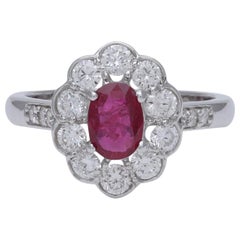 Bague de fiançailles classique en or blanc 18 carats avec rubis ovale et diamants