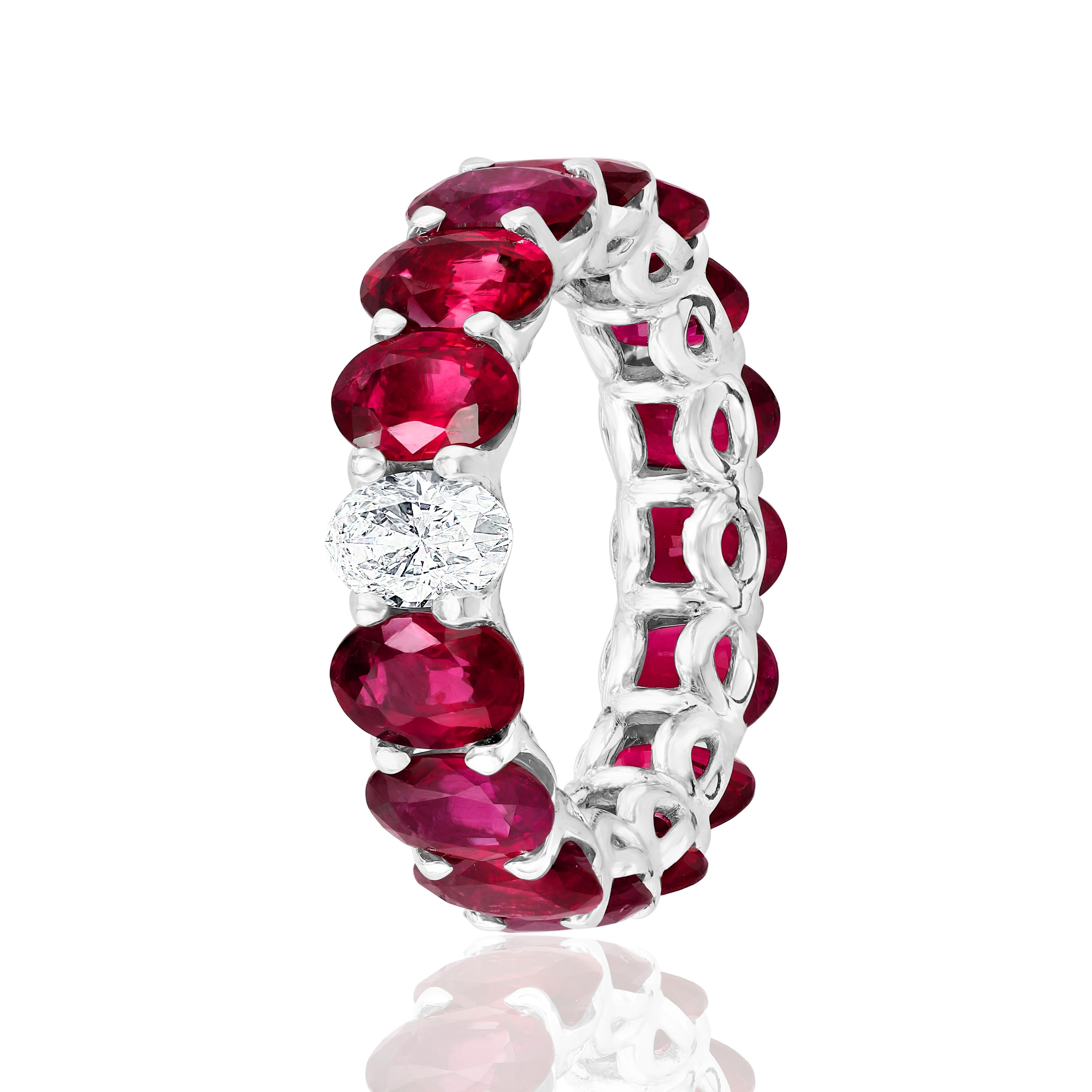 Taille ovale Anneau d'éternité en rubis ovale et diamants en vente